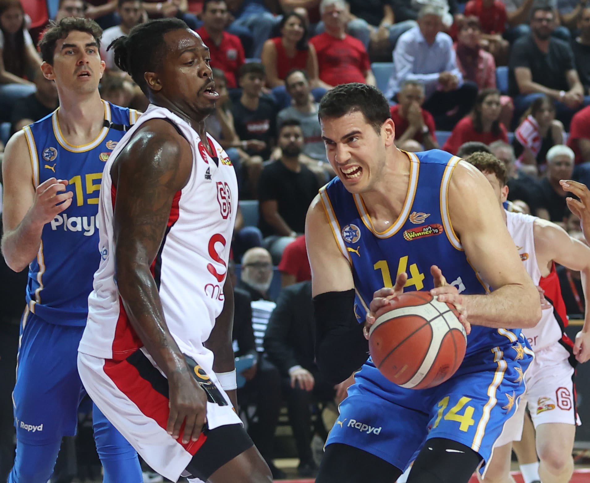 עוז בלייזר שחקן מכבי תל אביב מול ג'ייקובן בראון שחקן הפועל תל אביב