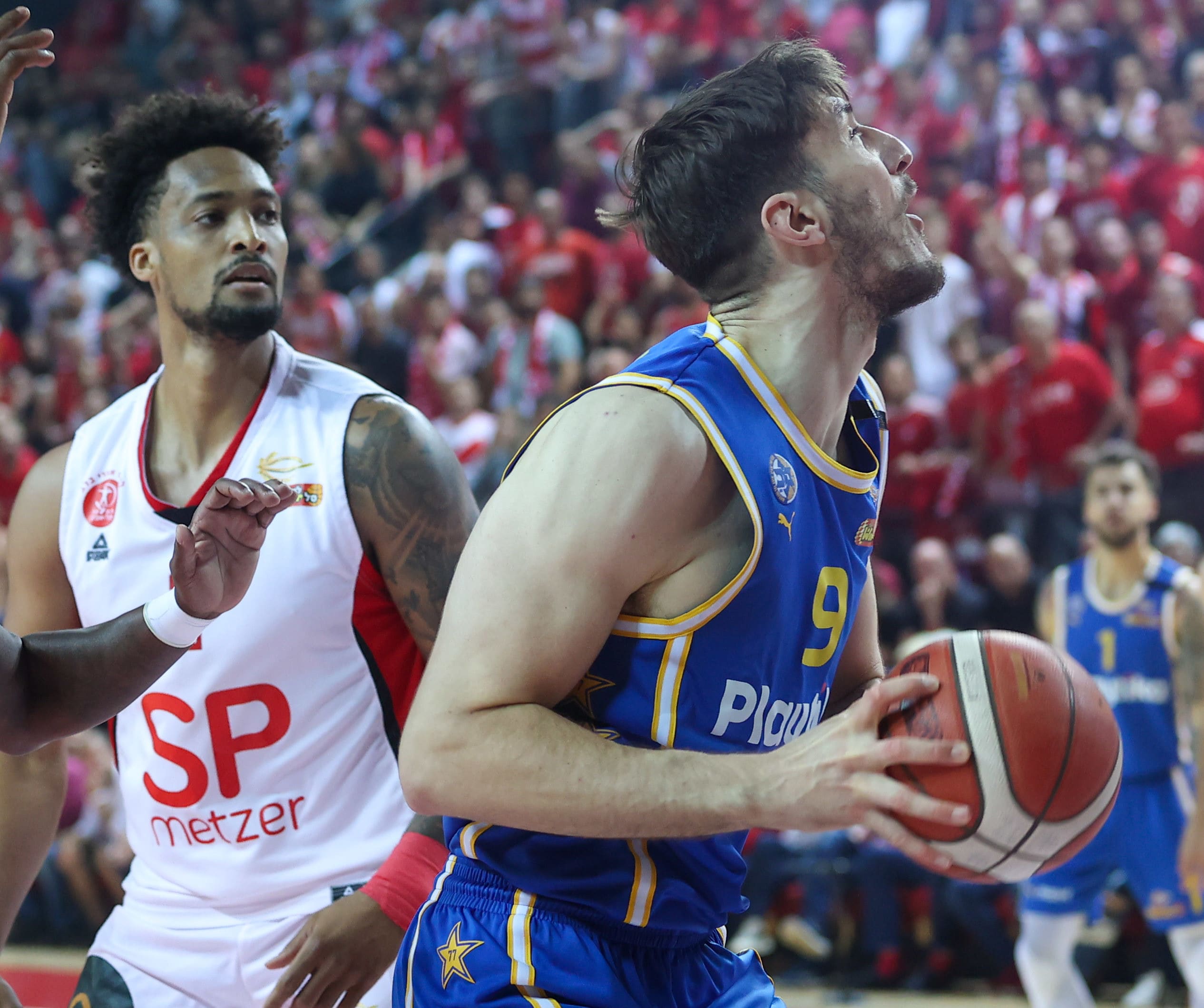 רומן סורקין שחקן מכבי תל אביב מול ג'יי פי טוקוטו שחקן הפועל תל אביב