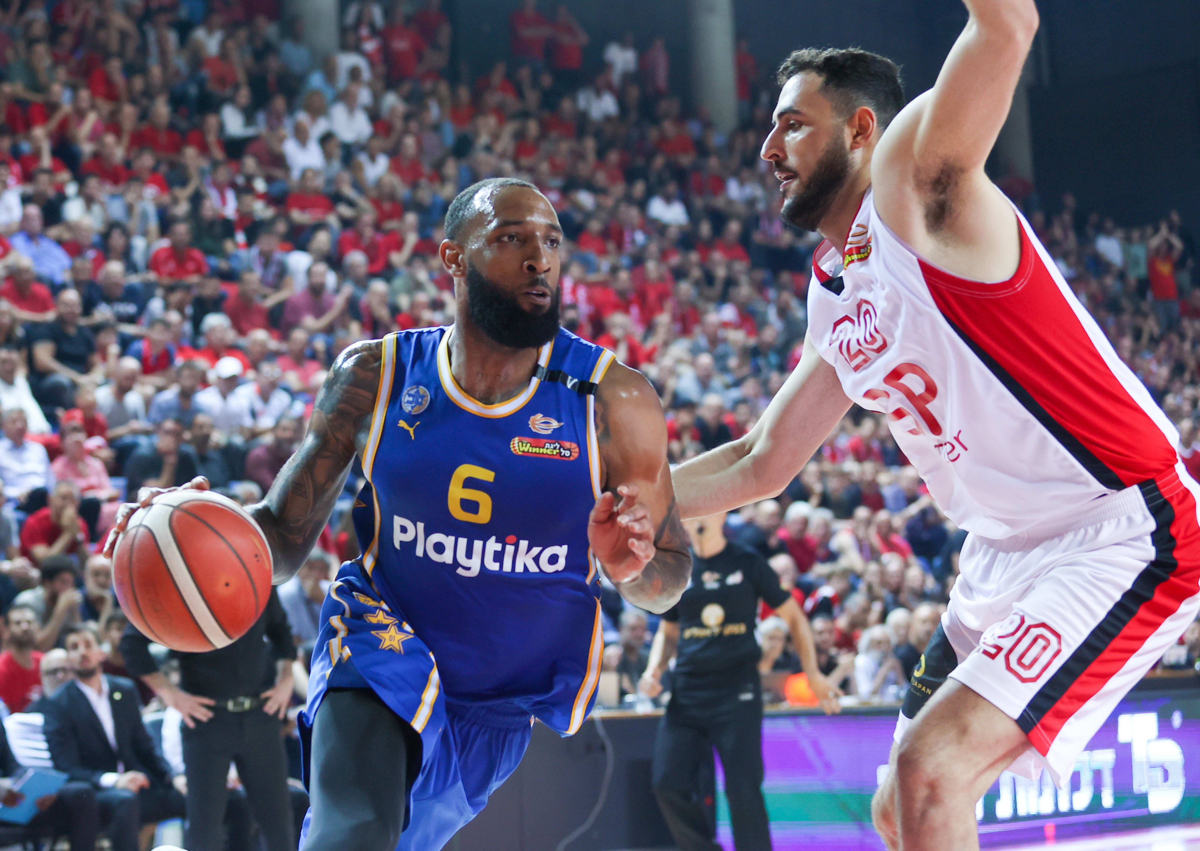 דרק וויליאמס שחקן מכבי תל אביב מול עידן זלמנסון שחקן הפועל תל אביב