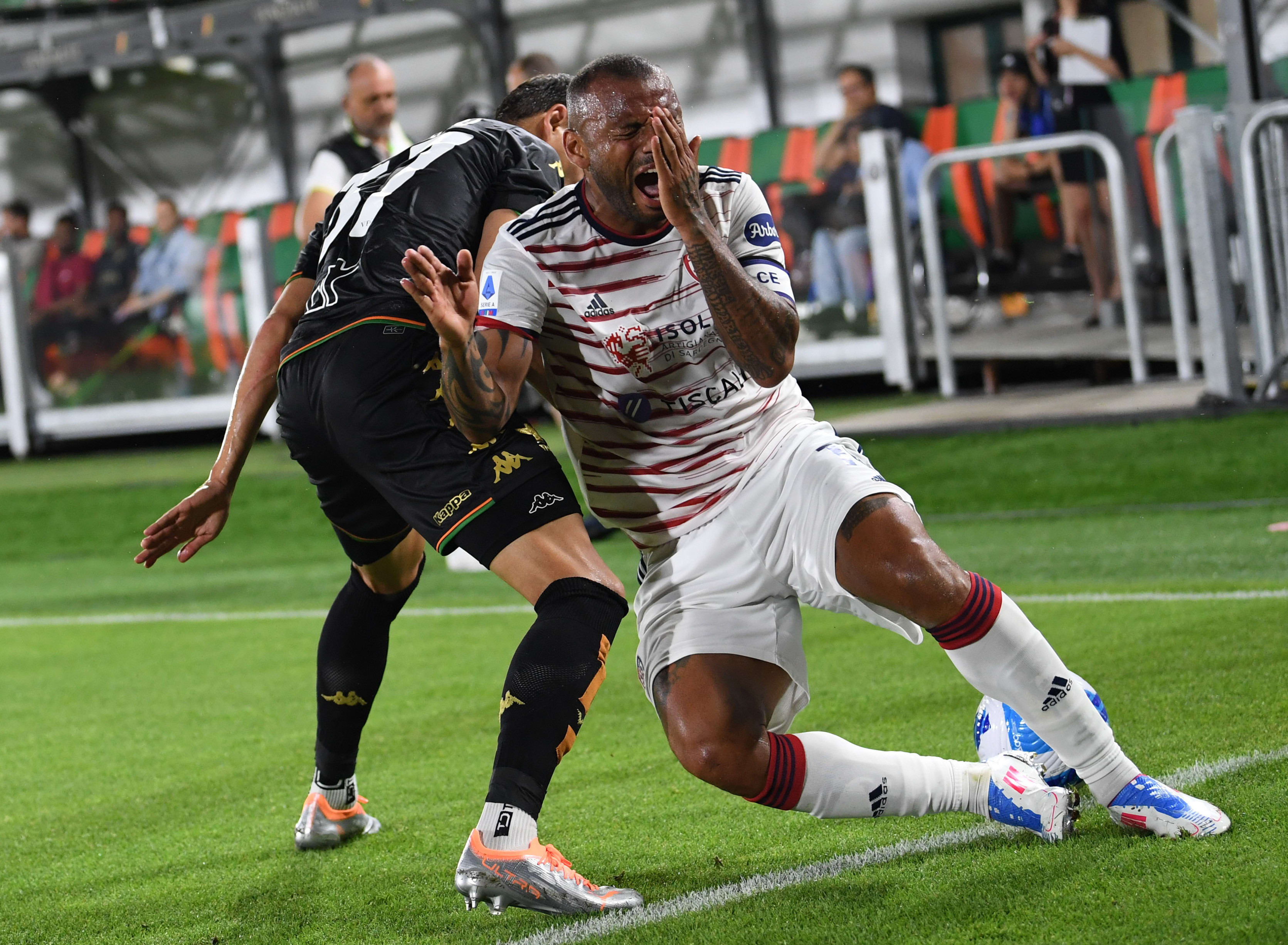 שחקן קליארי ז'ואאו פדרו מול שחקן ונציה אלס מתיו