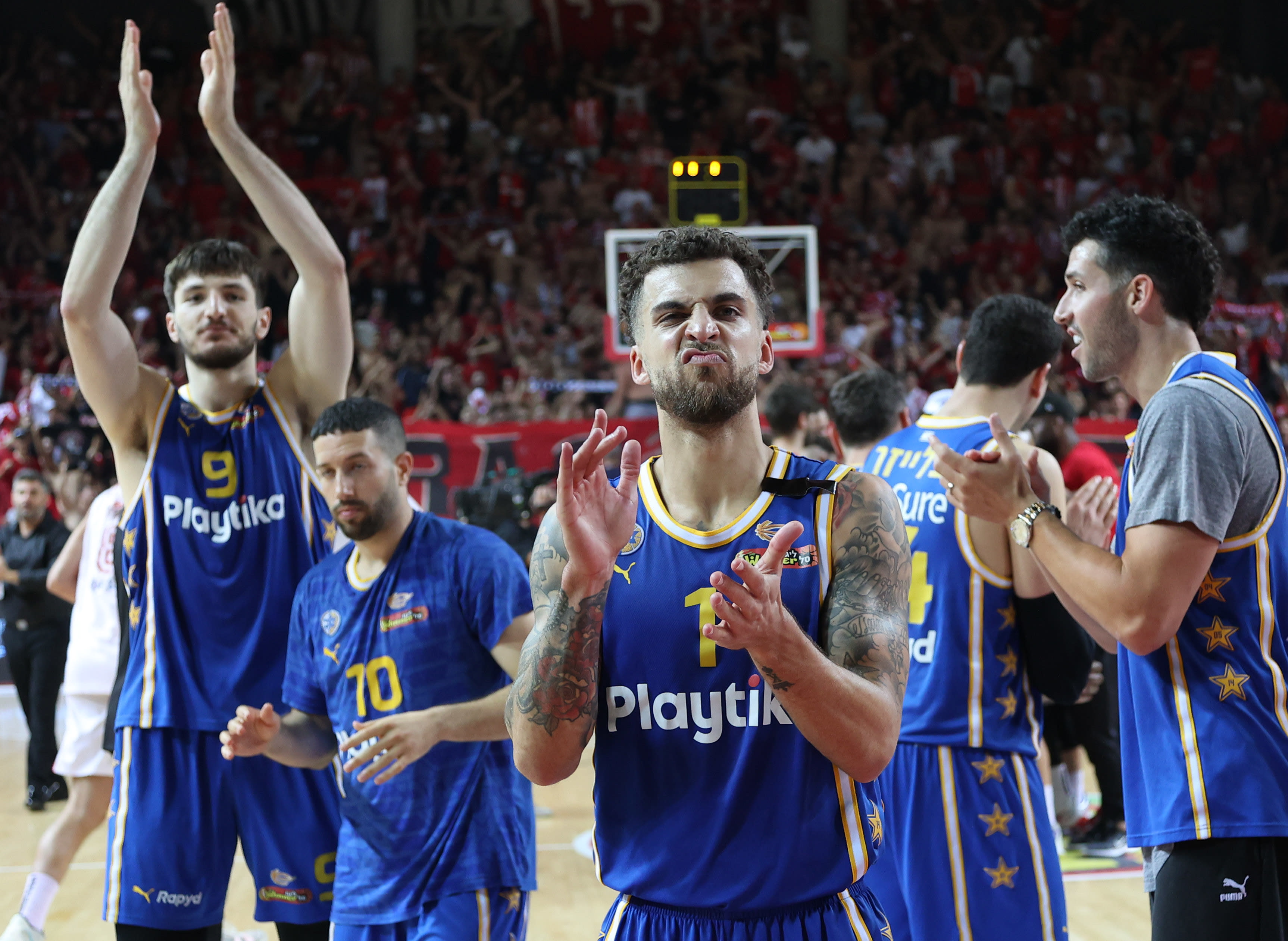 שחקני מכבי תל אביב סקוטי ווילבקין, רומן סורקין חוגגים