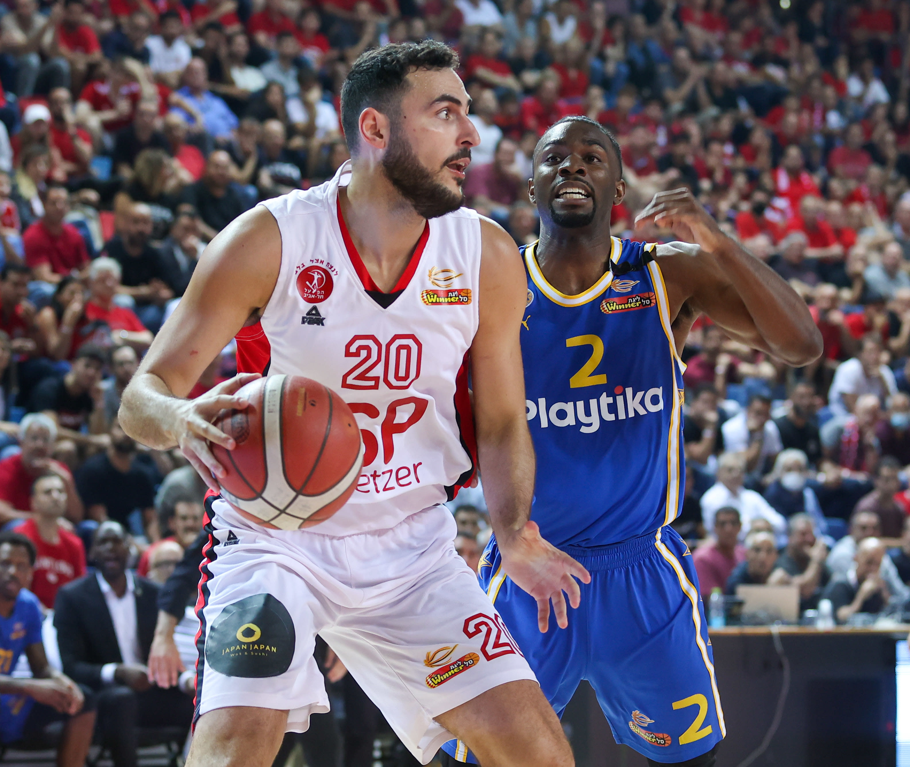 עידן זלמנסון שחקן הפועל תל אביב מול קינן אוואנס שחקן מכבי תל אביב