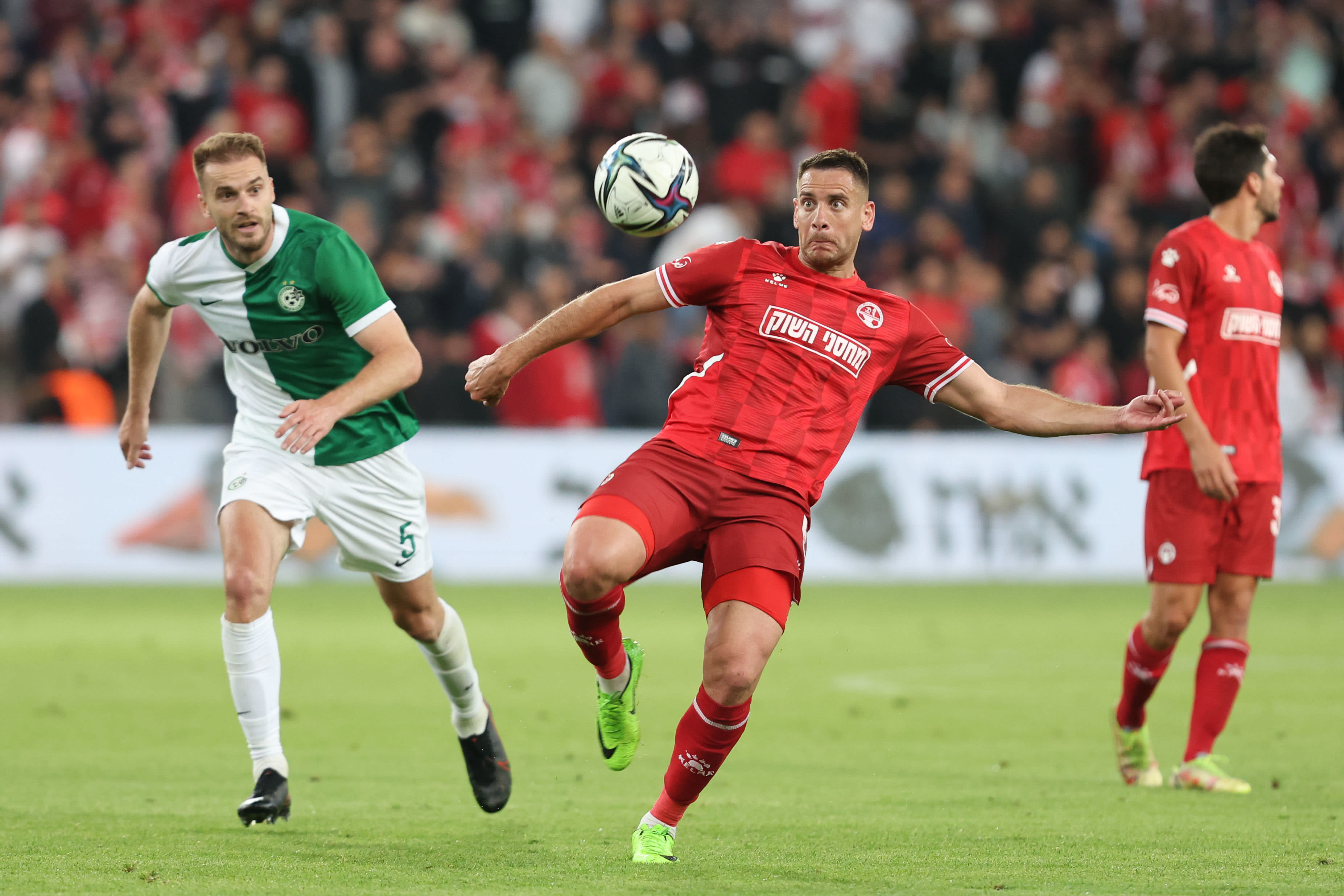 איאד אבו עביד שחקן הפועל באר שבע לפני בוגדן פלאניץ' שחקן מכבי חיפה