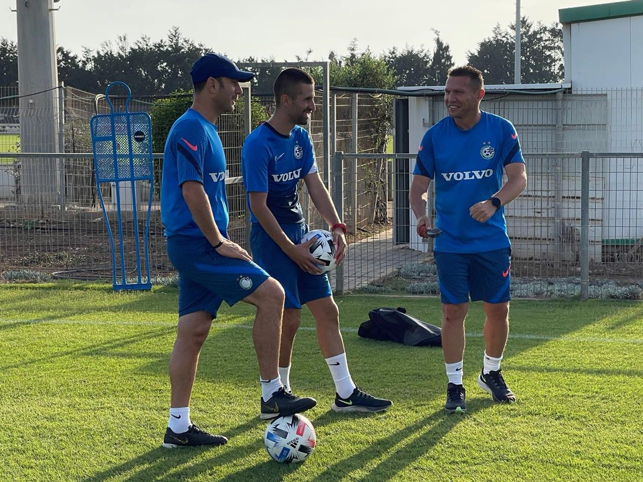 ברק בכר מאמן מכבי חיפה עם עוזריו גיא וייזינגר, גיא צרפתי