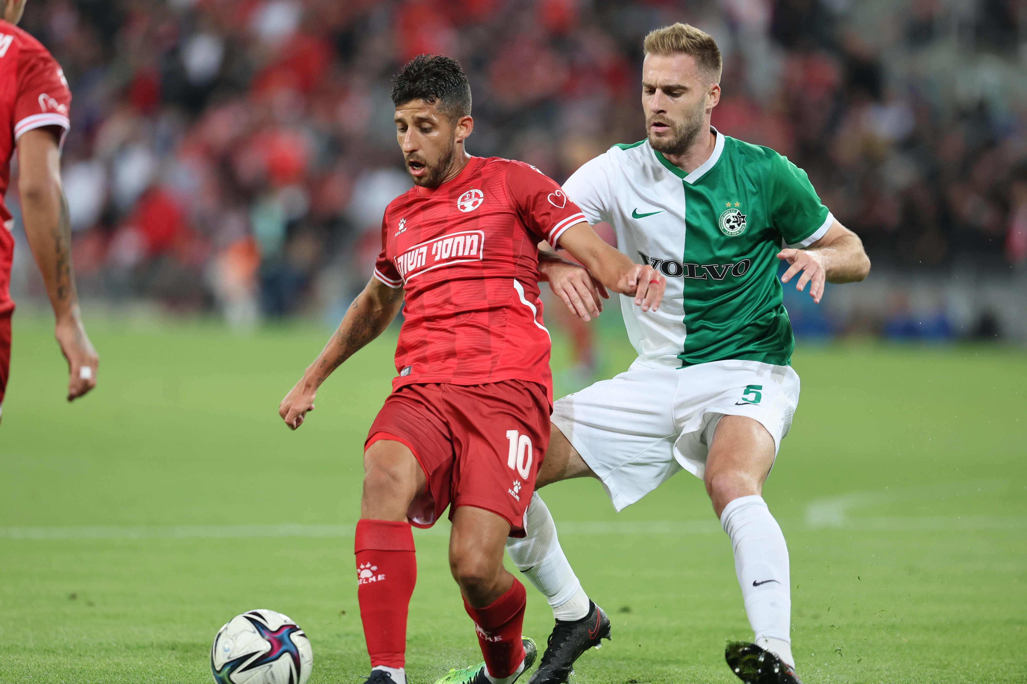 דור מיכה שחקן הפועל באר שבע לפני בוגדן פלאניץ' שחקן מכבי חיפה