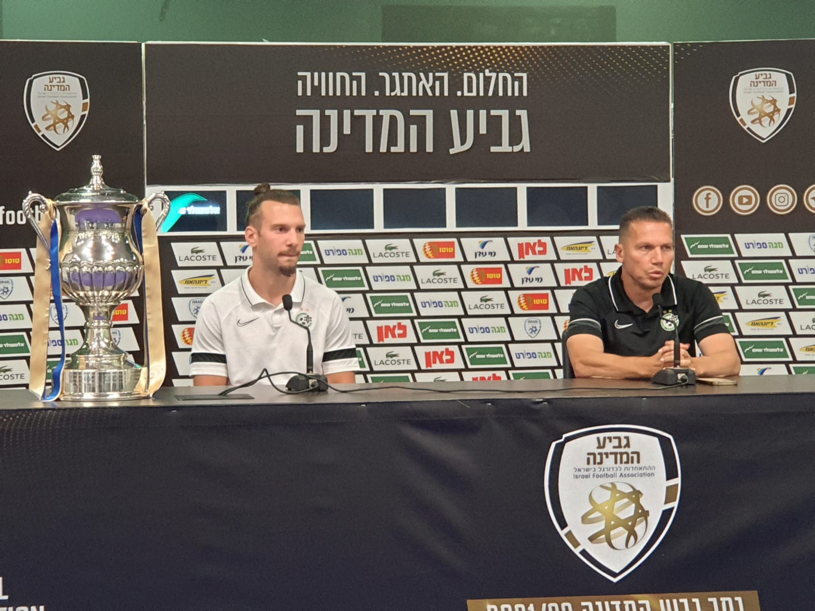 מאמן מכבי חיפה ברק בכר לצד שון גולדברג