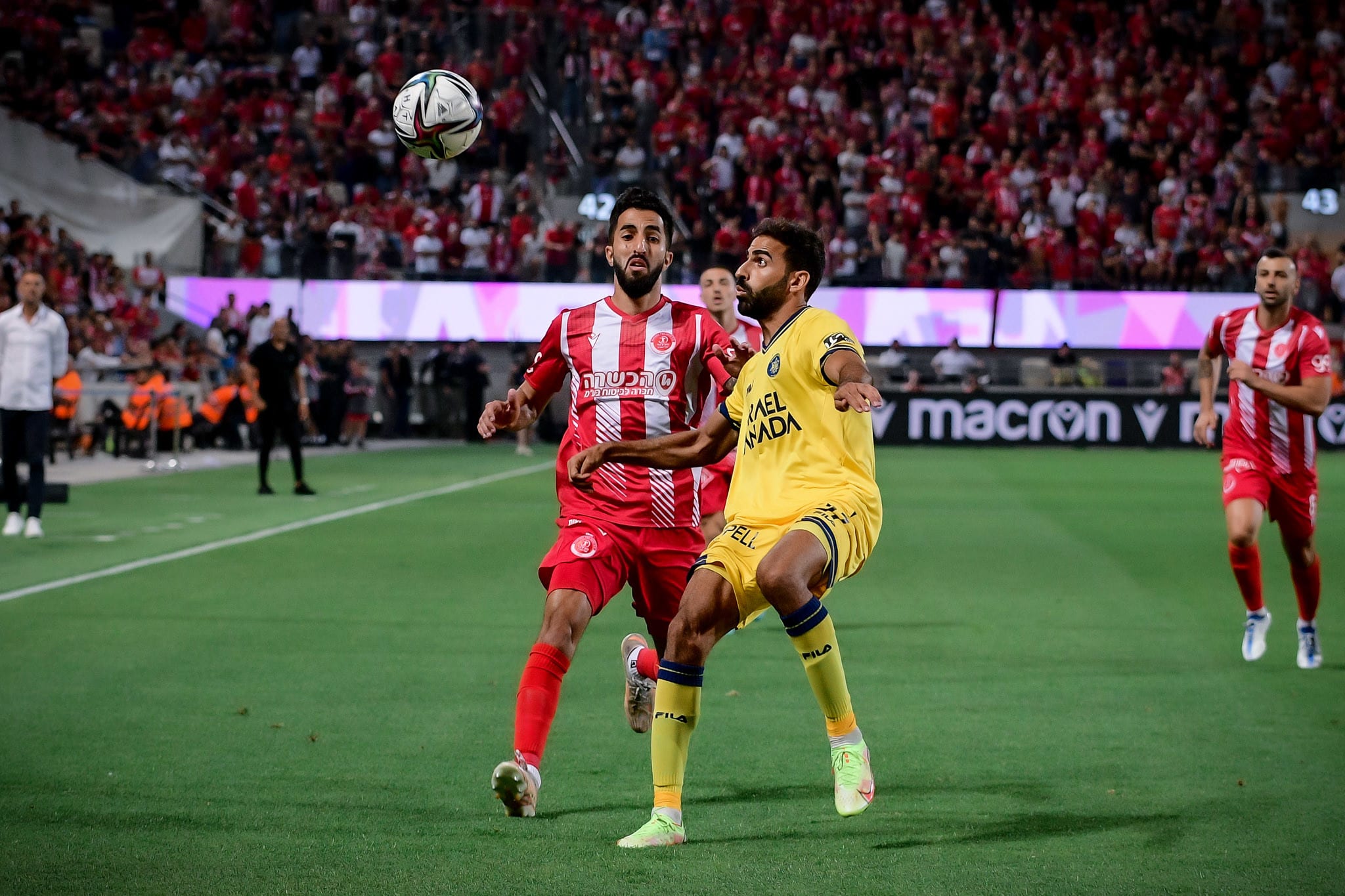 שחקן מכבי תל אביב אופיר דוידזאדה מול שחקן הפועל תל אביב בן ביטון