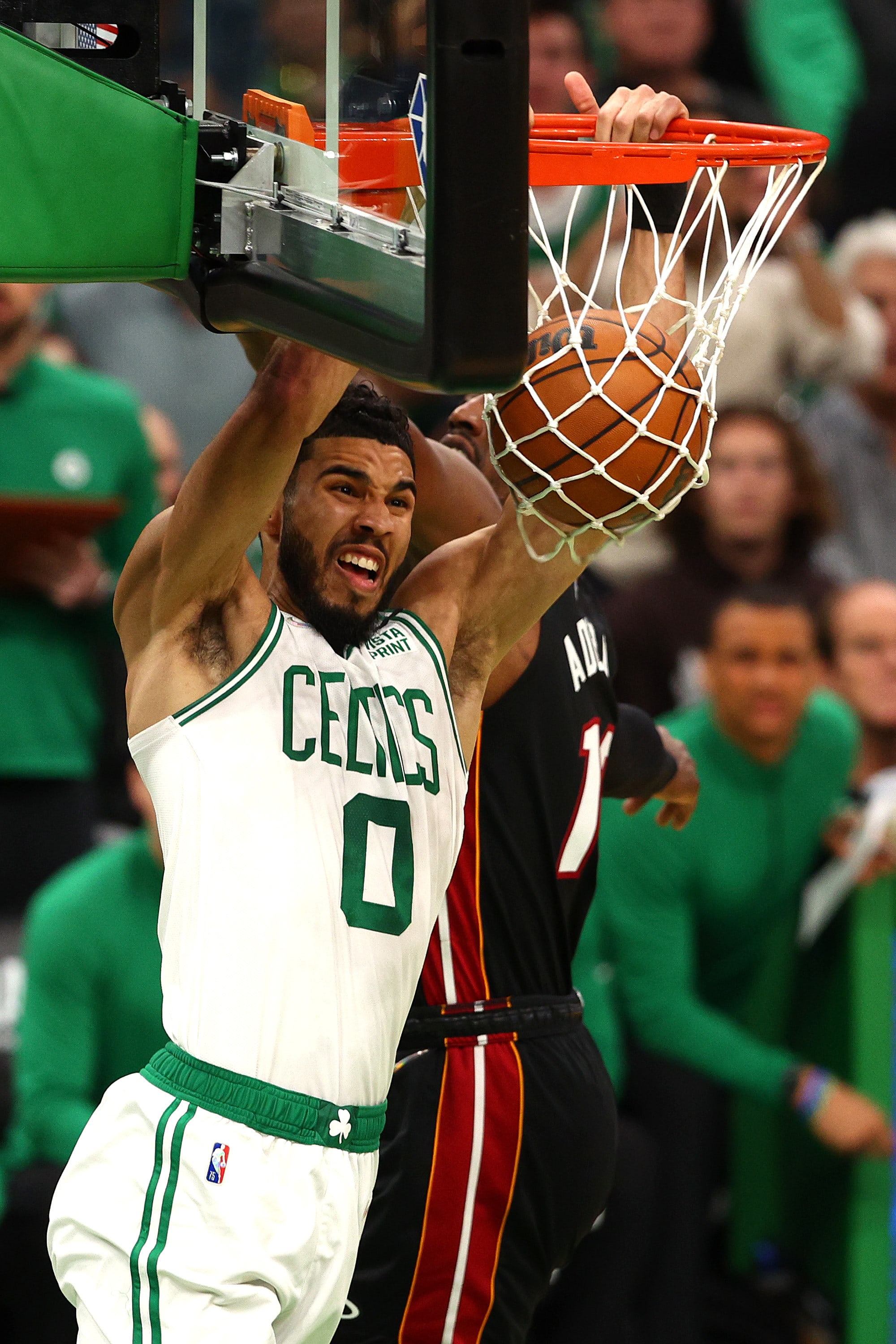 ג'ייסון טייטום, שחקן בוסטון סלטיקס, מטביע במשחק מול מיאמי היט בגמר המזרח 2022