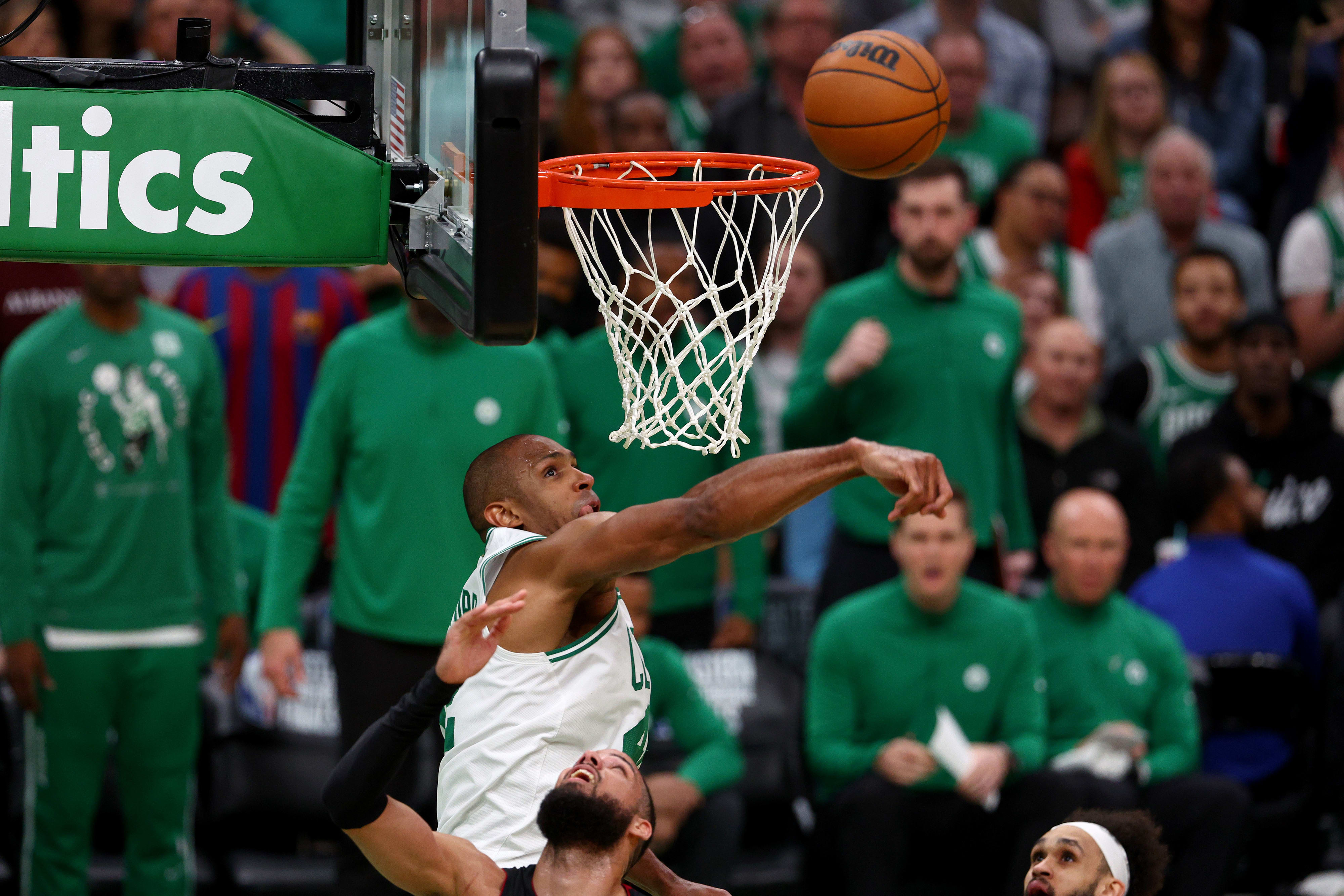 אל הורפורד, שחקן בוסטון סלטיקס, חוסם במשחק מול מיאמי היט בגמר המזרח 2022