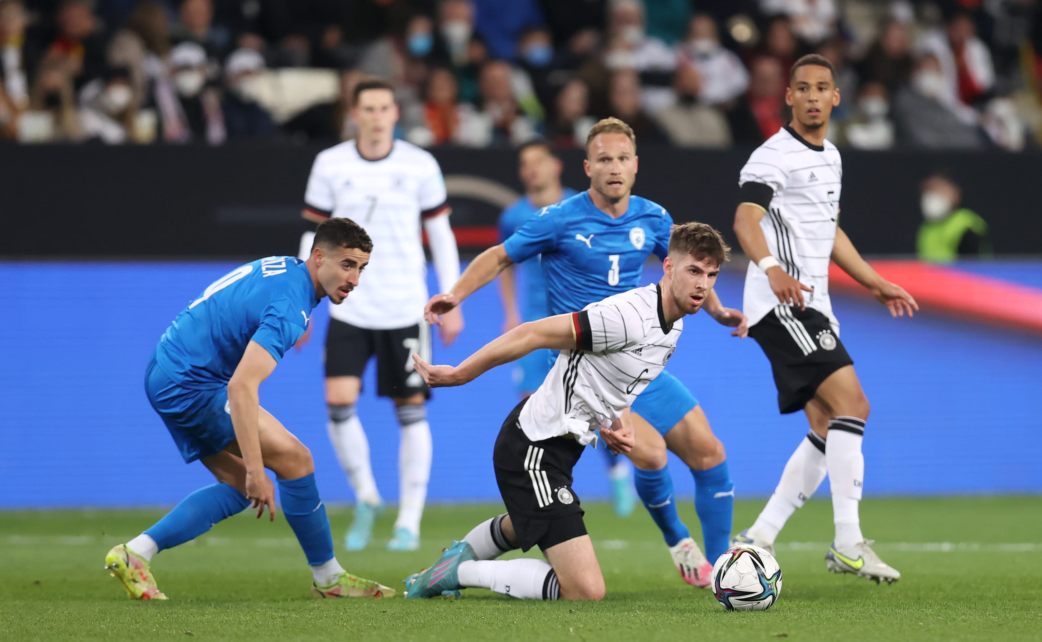 אנטון שטאך שחקן נבחרת גרמניה לפני דן גלזר, דולב חזיזה שחקני נבחרת ישראל