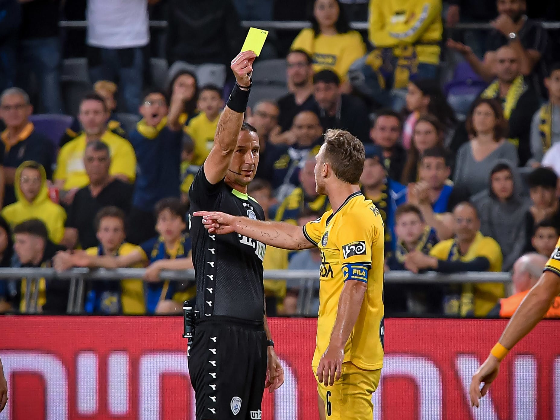 איתן שמואלביץ' שופט כדורגל ישראלי שולף כרטיס צהוב לקשר מכבי תל אביב דן גלזר