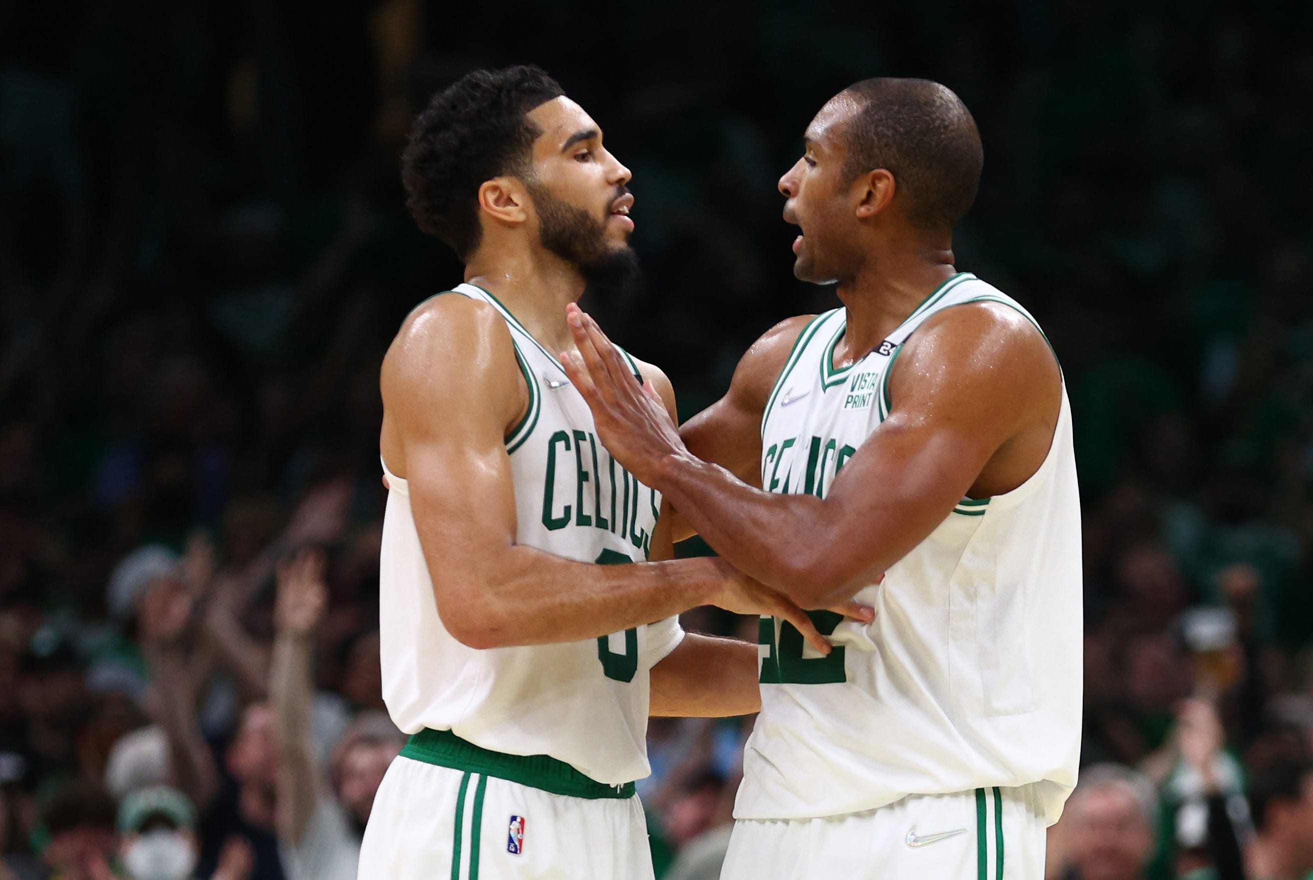 שחקני בוסטון סלטיקס ג'ייסון טייטום וחברו אל הורפורד חוגגים במשחק 4 בגמר המזרח 2022