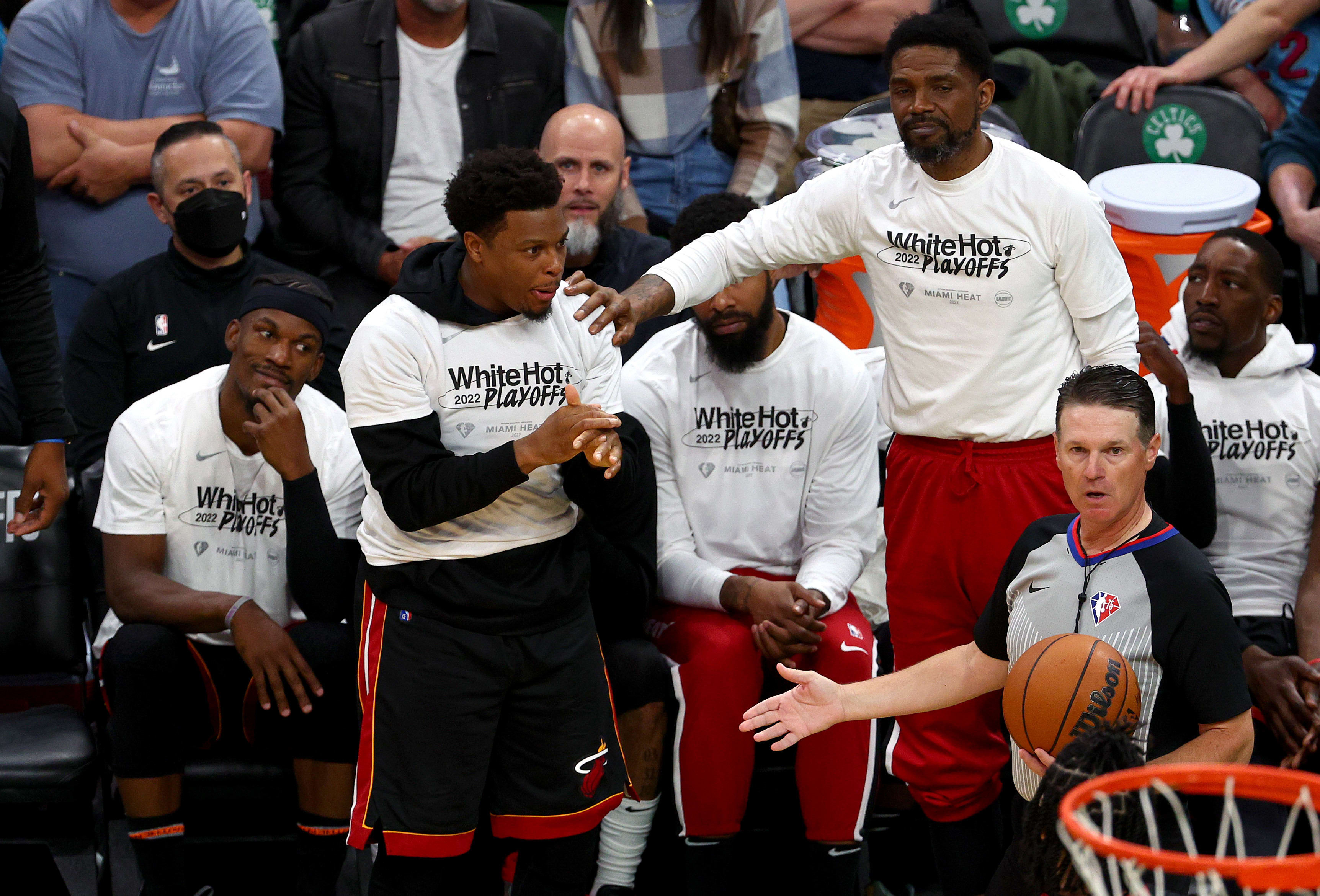 קייל לאורי, ג'ימי באטלר, אודוניס האסלם ושחקני הספסל של מיאמי היט מתלוננים על השיפוט במהלך התבוסה מול בוסטון סלטיקס במשחק 4 בגמר המזרח 2022
