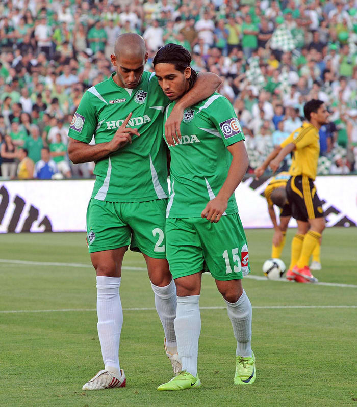 אייל גולסה שחקן מכבי חיפה עם יניב קטן