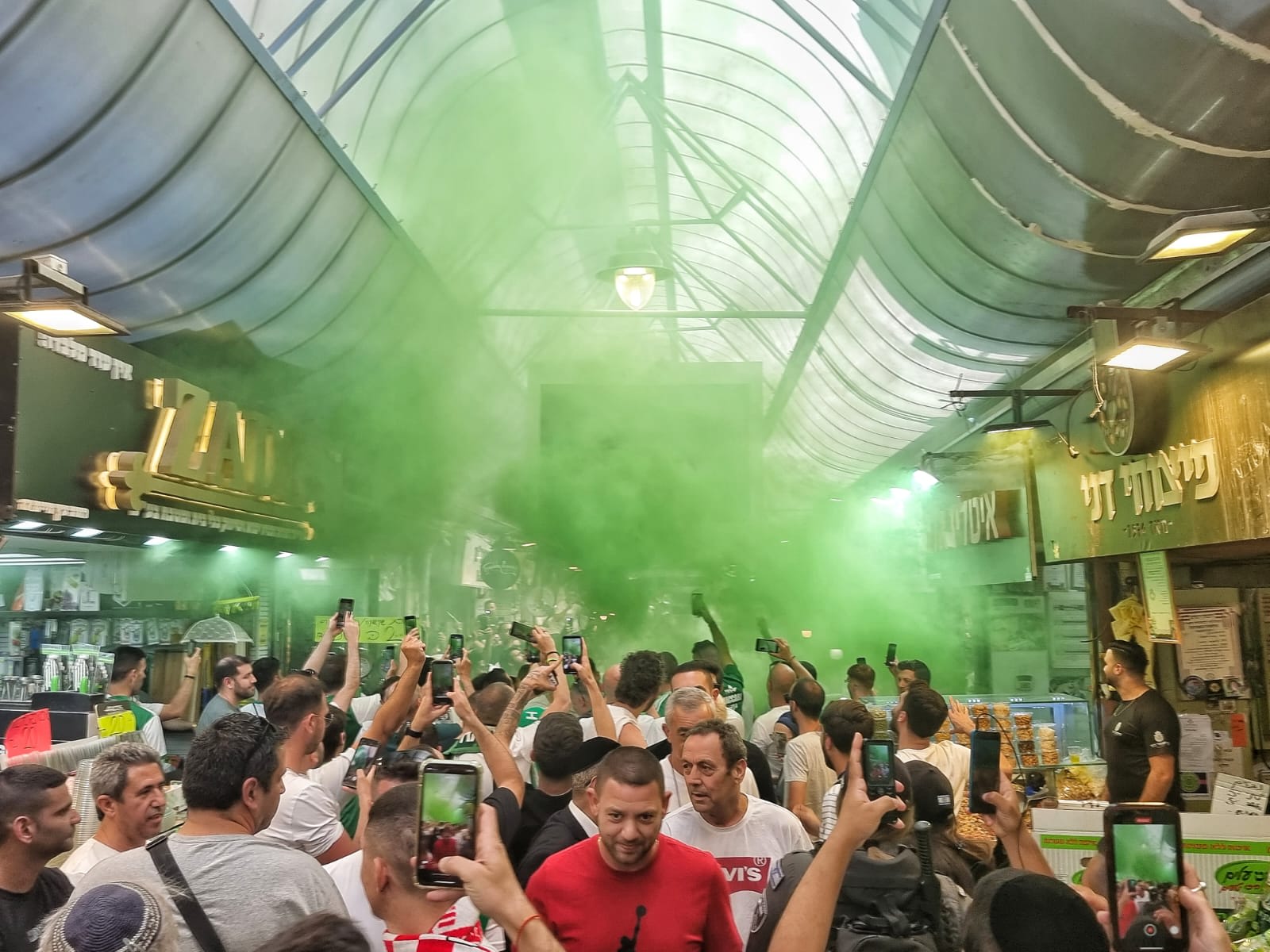 אוהדי מכבי חיפה בשוק מחנה יהודה בירושלים לפני גמר הגביע