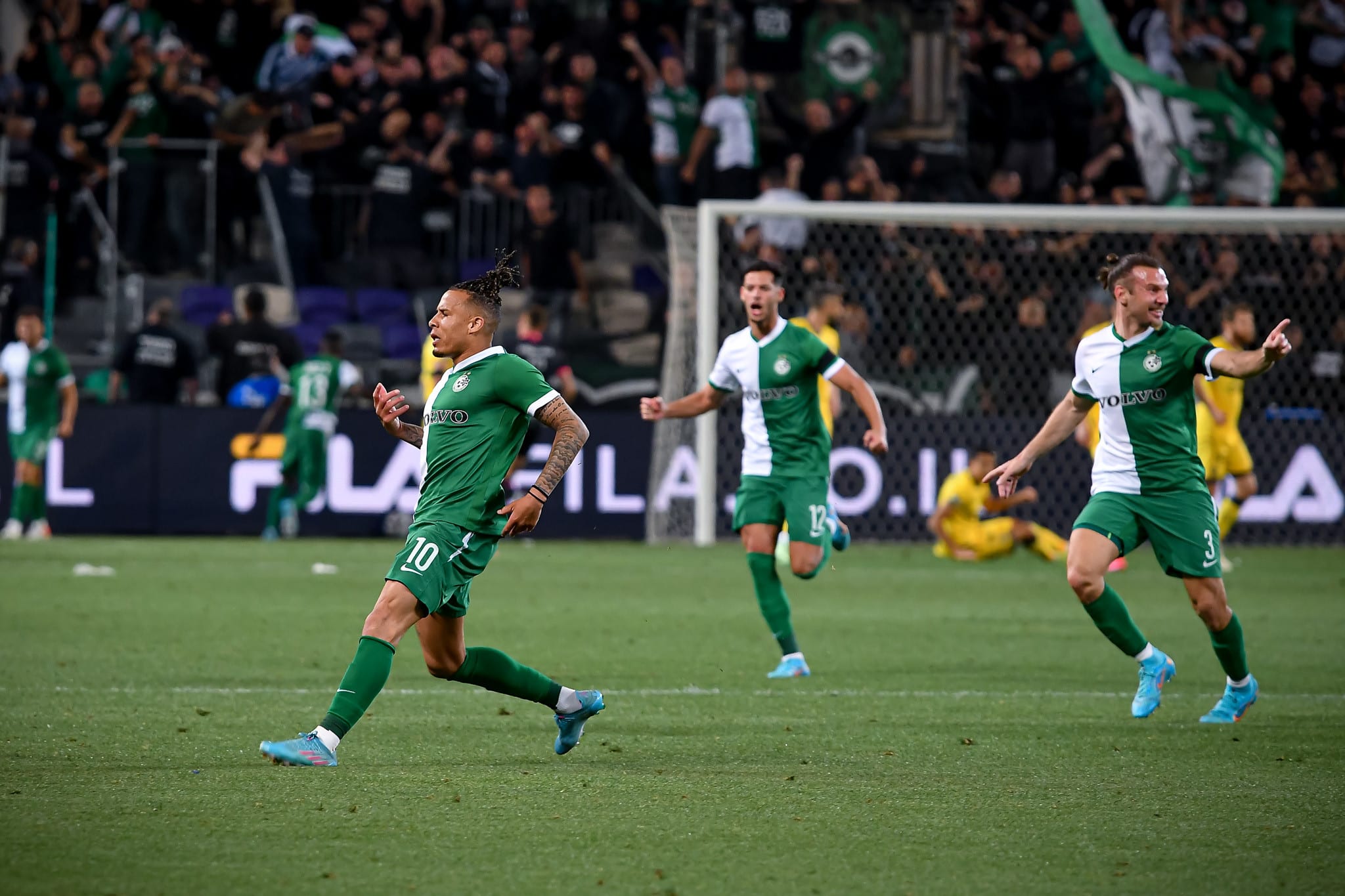 צ'ארון שרי שחקן מכבי חיפה חוגג עם חבריו