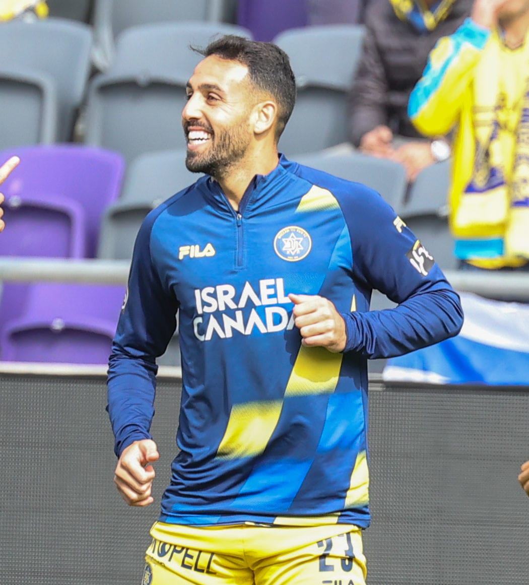 אייל גולסה שחקן מכבי תל אביב בחימום