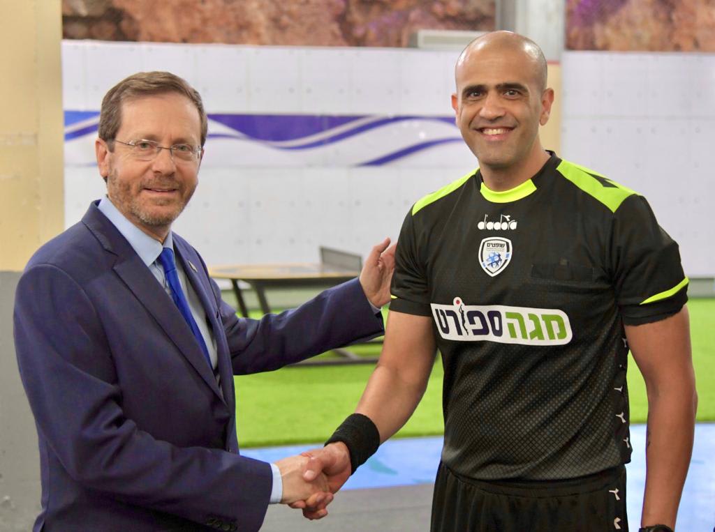 נשיא המדינה יצחק הרצוג מברך את שופט הכדורגל דניאל בר נתן