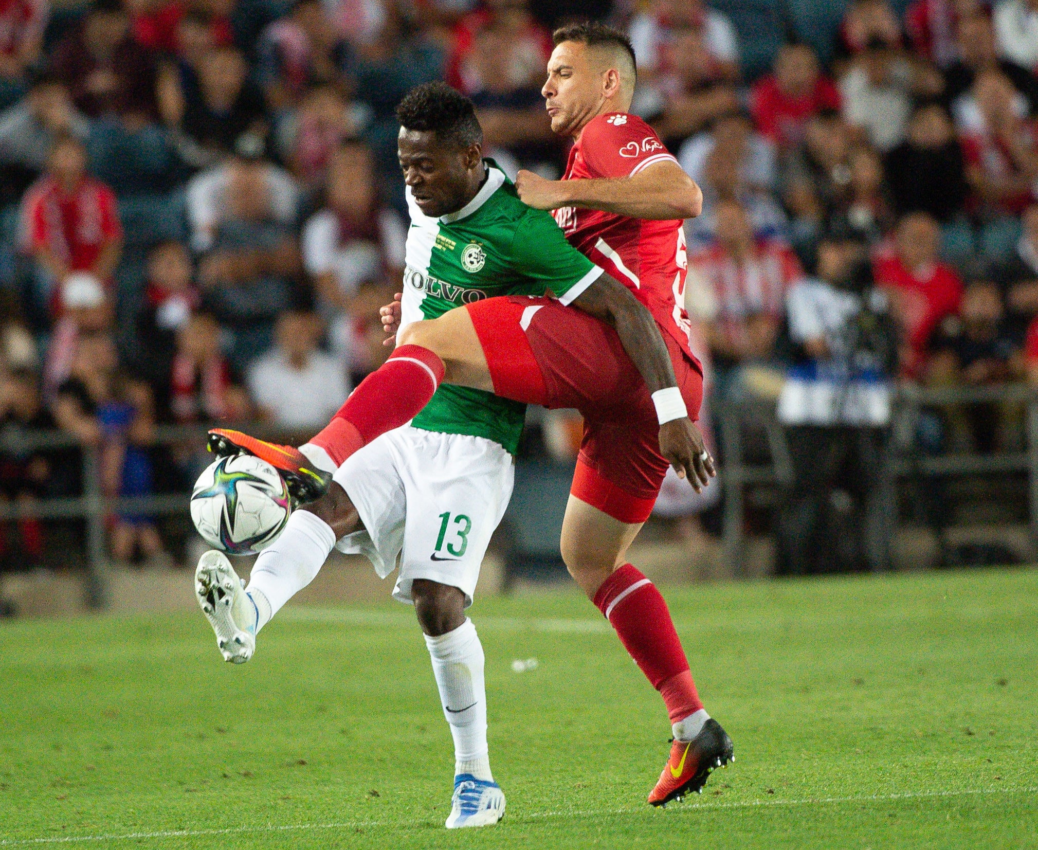 שחקן מכבי חיפה מאוויס צ'יבוטה מול שחקן הפועל באר שבע איאד אבו עביד