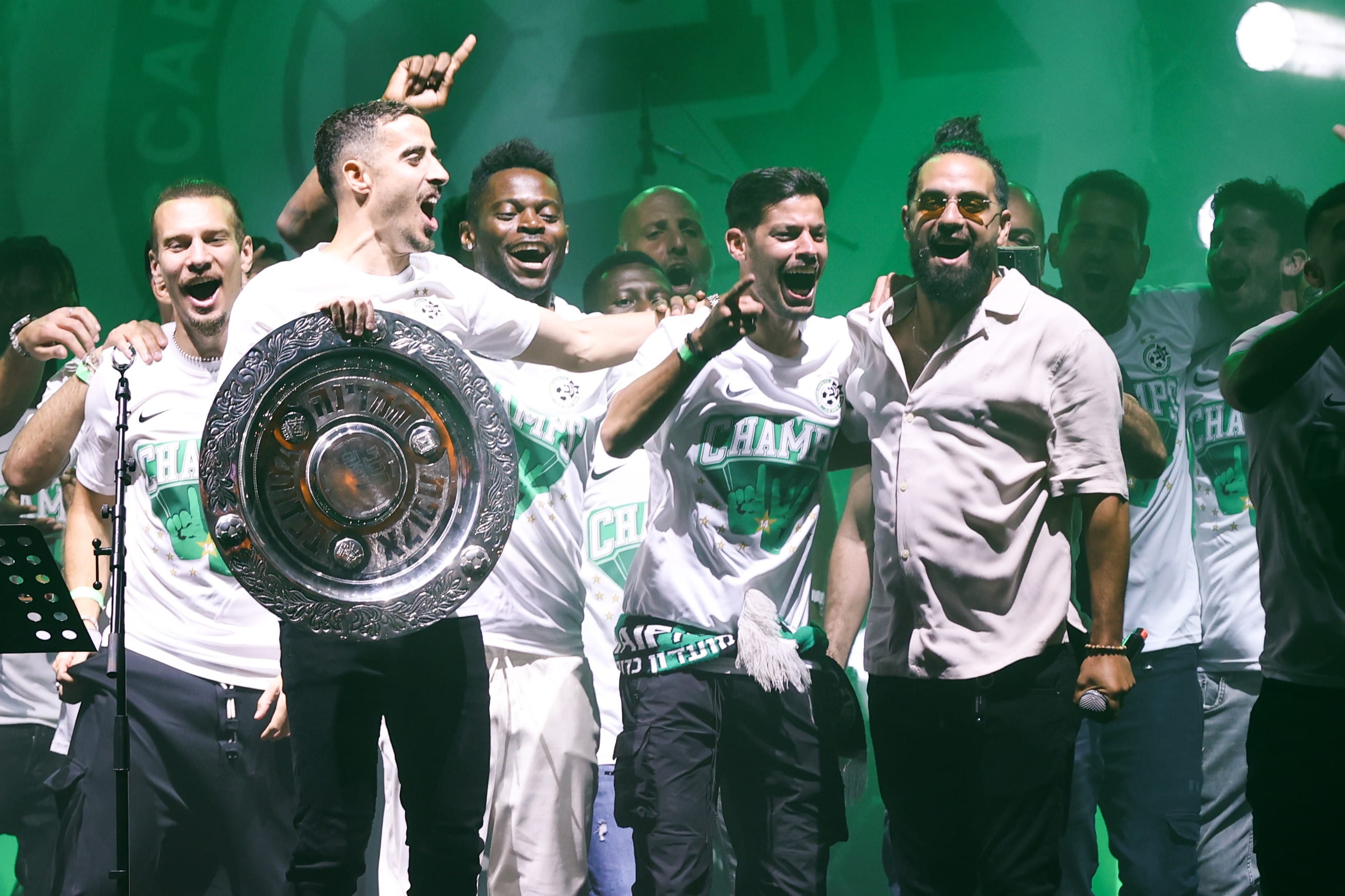 הזמר בניה ברבי עם סאן מנחם, דולב חזיזה בחגיגות האליפות של מכבי חיפה