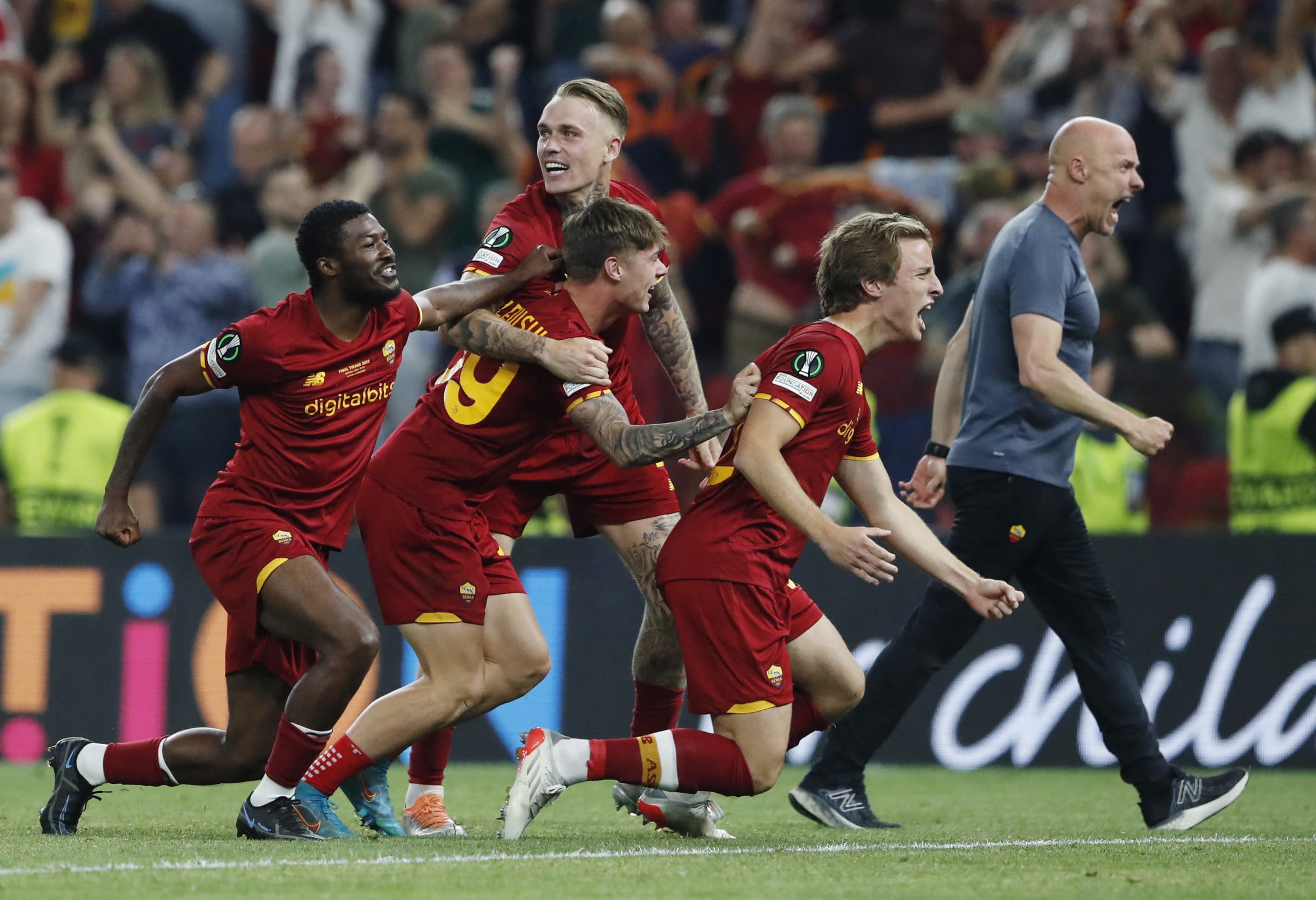 שחקני רומא חוגגים