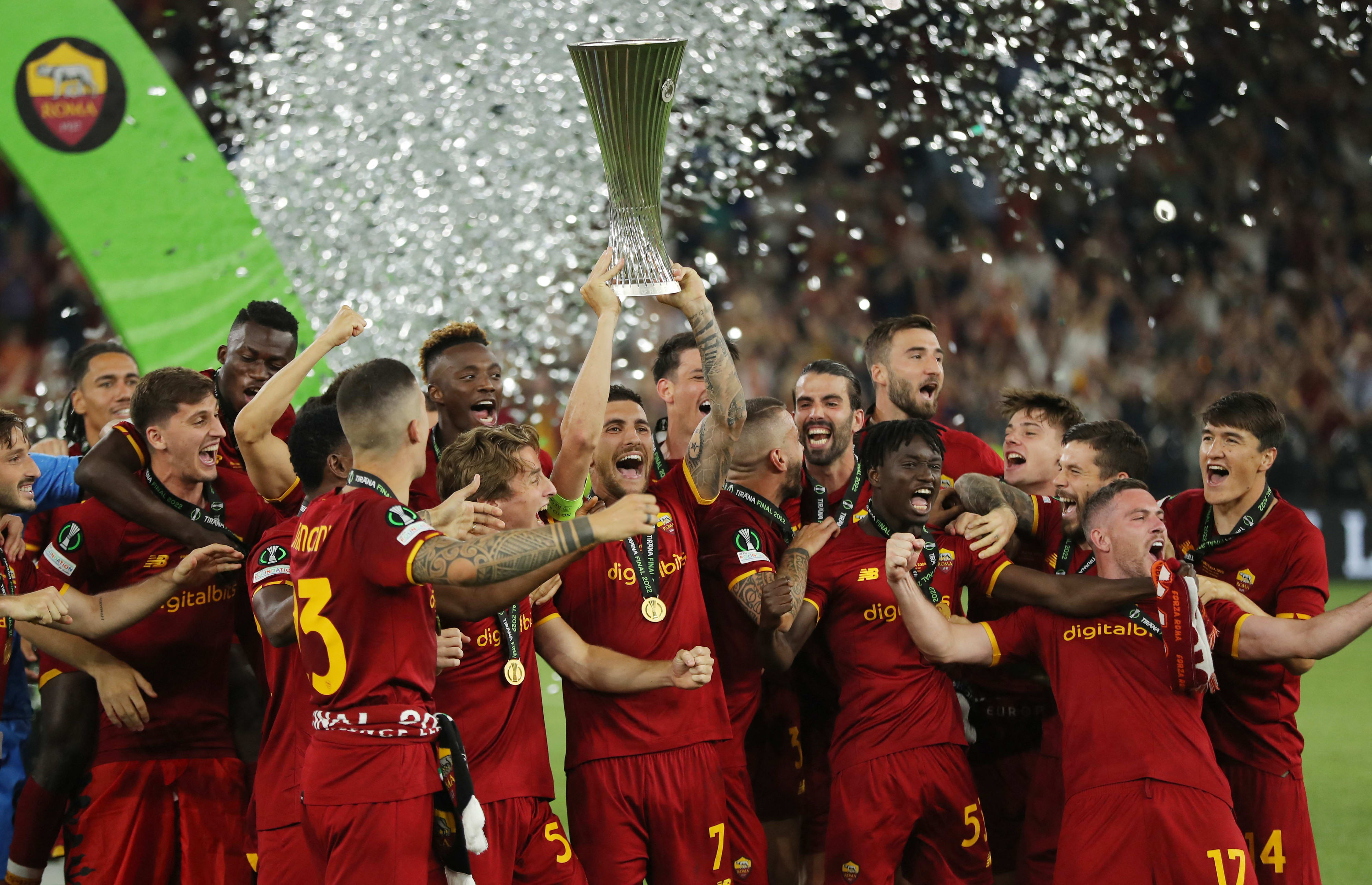 לורנצו פלגריני קפטן רומא מניף את גביע הקונפרנס ליג