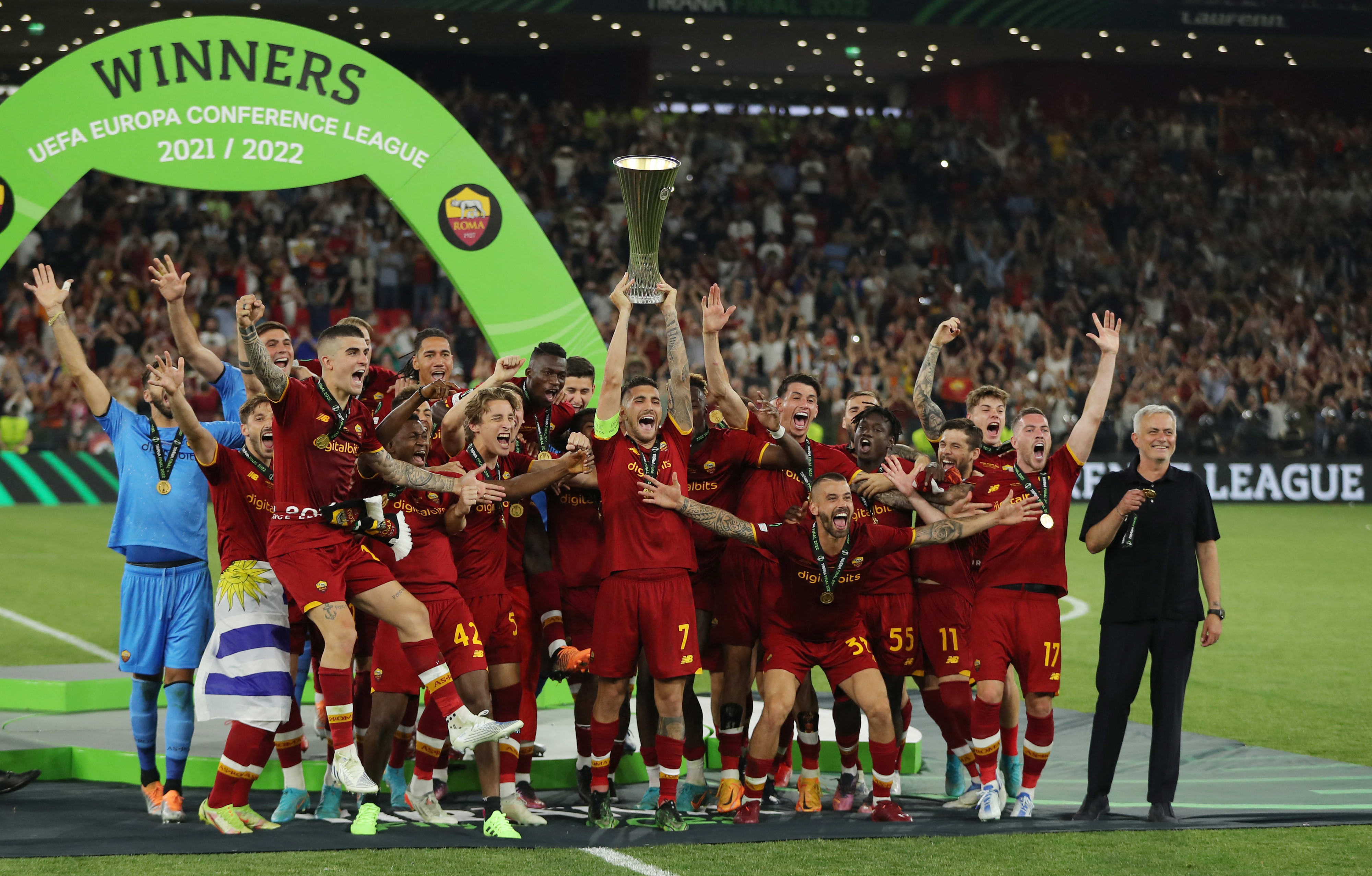 לורנצו פלגריני קפטן רומא מניף את גביע הקונפרנס ליג