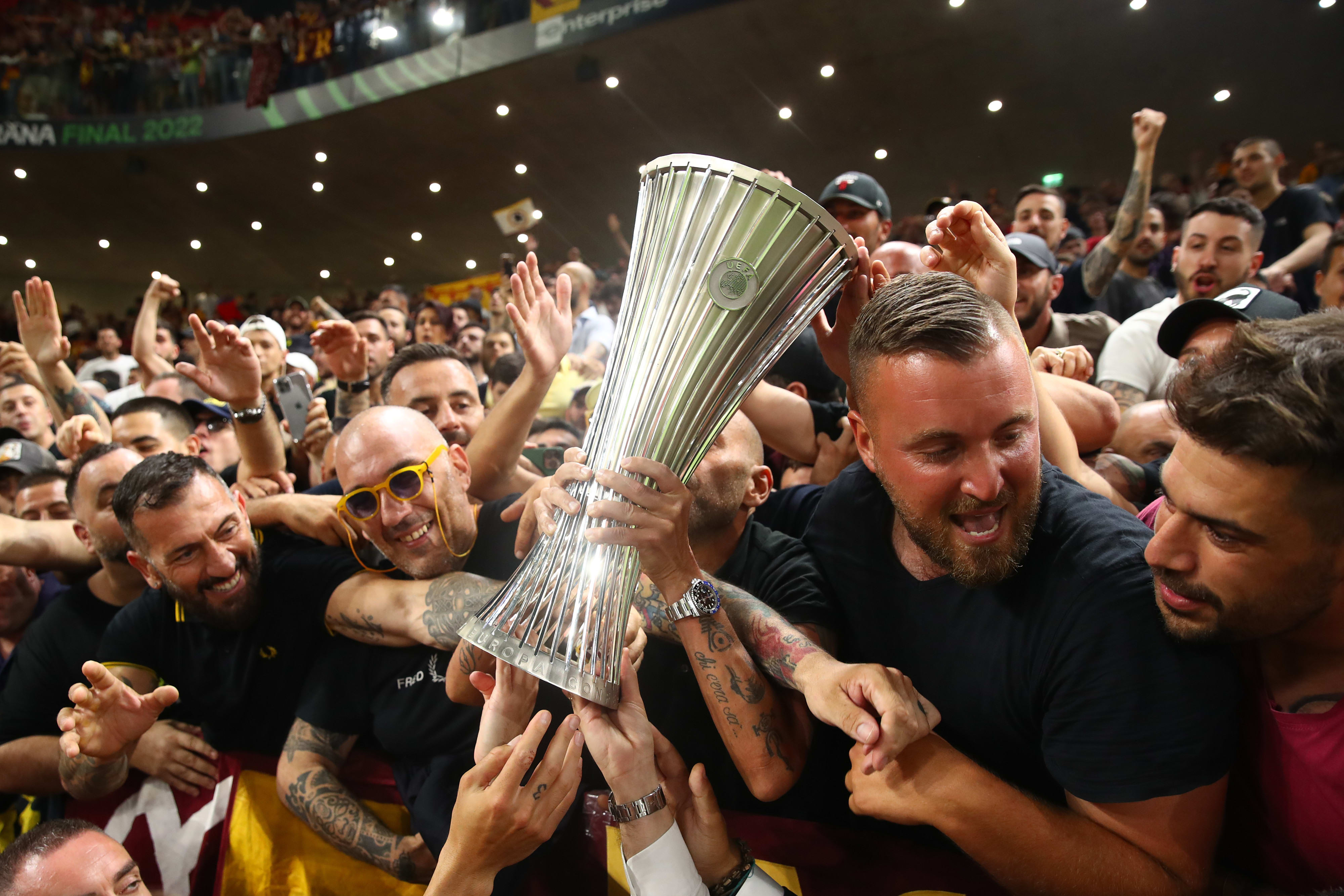 אוהדי רומא עם גביע הקונפרנס ליג, 2022