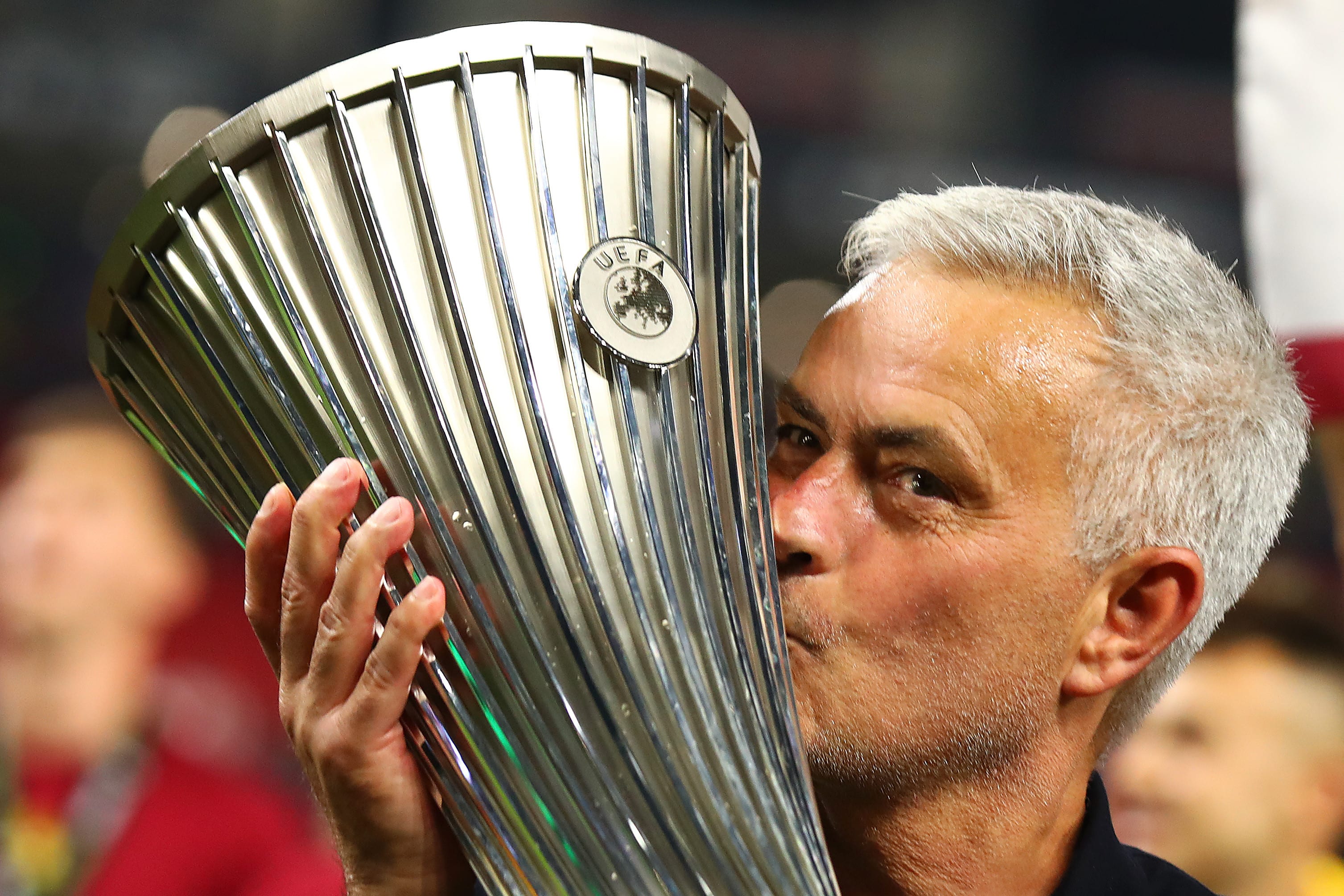 מאמן רומא ז'וזה מוריניו עם גביע הקונפרנס ליג, 2022