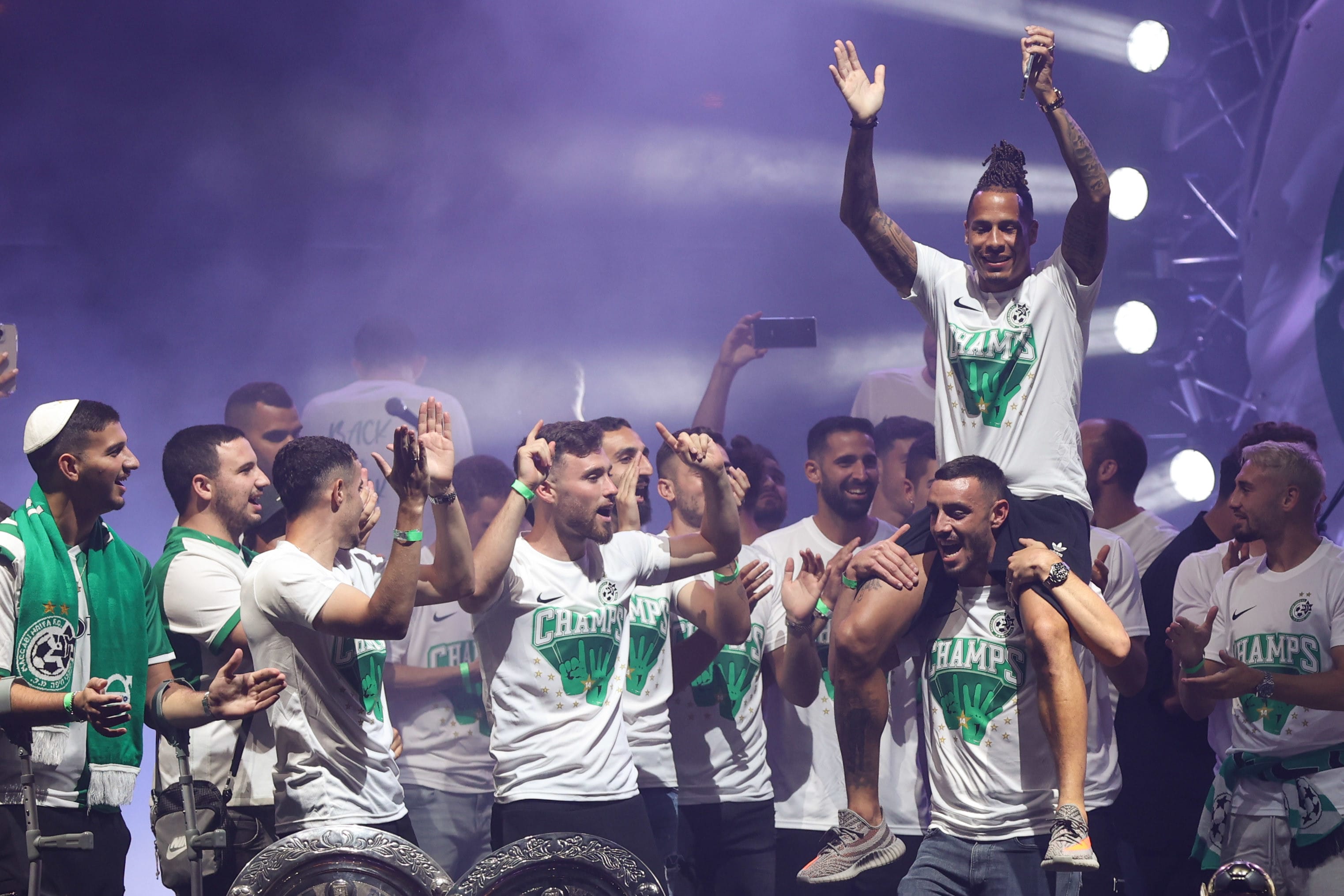שחקני מכבי חיפה בחגיגות האליפות, צ'ארון שרי על הכתפיים של נטע לביא