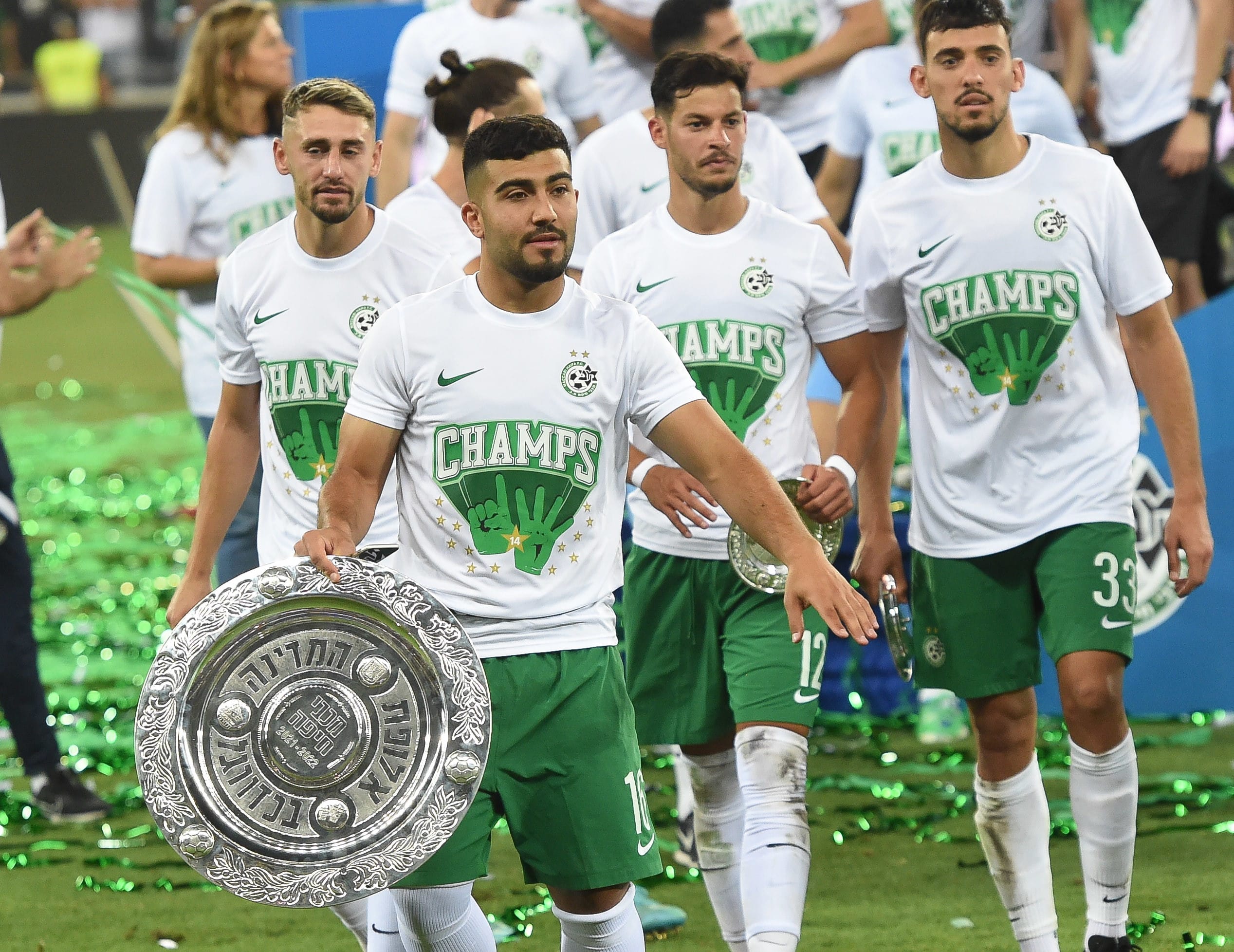 שחקן מכבי חיפה מוחמד אבו פאני עם עומר אצילי, מאור לוי, סאן מנחם