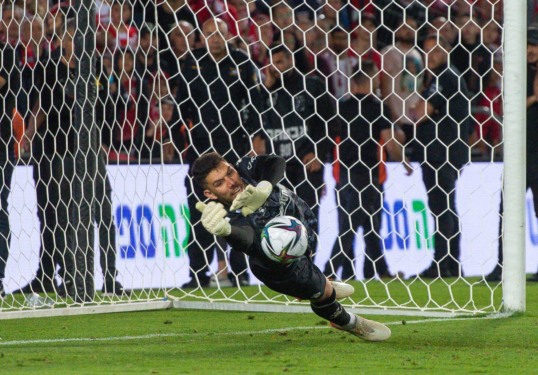 עומרי גלזר, שוער הפועל באר שבע הודף פנדל בגמר גביע המדינה