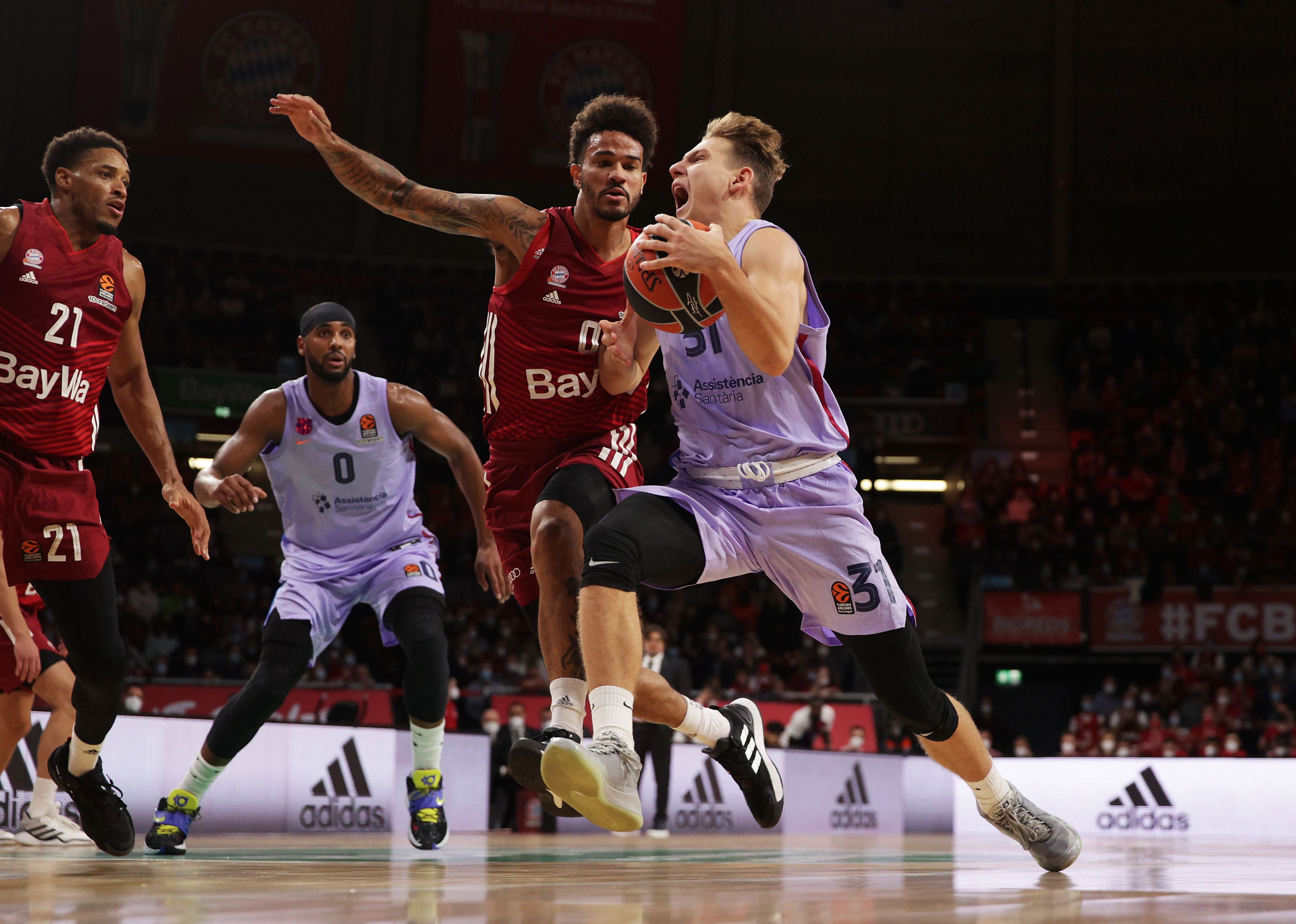 רוקאס יוקובייטיס שחקן ברצלונה מול ניק וויילר באב שחקן באיירן מינכן