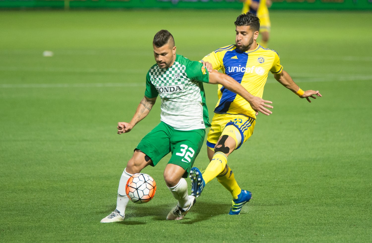 שחקן מכבי חיפה קובי מויאל מול שחקן מכבי תל אביב אבי ריקן