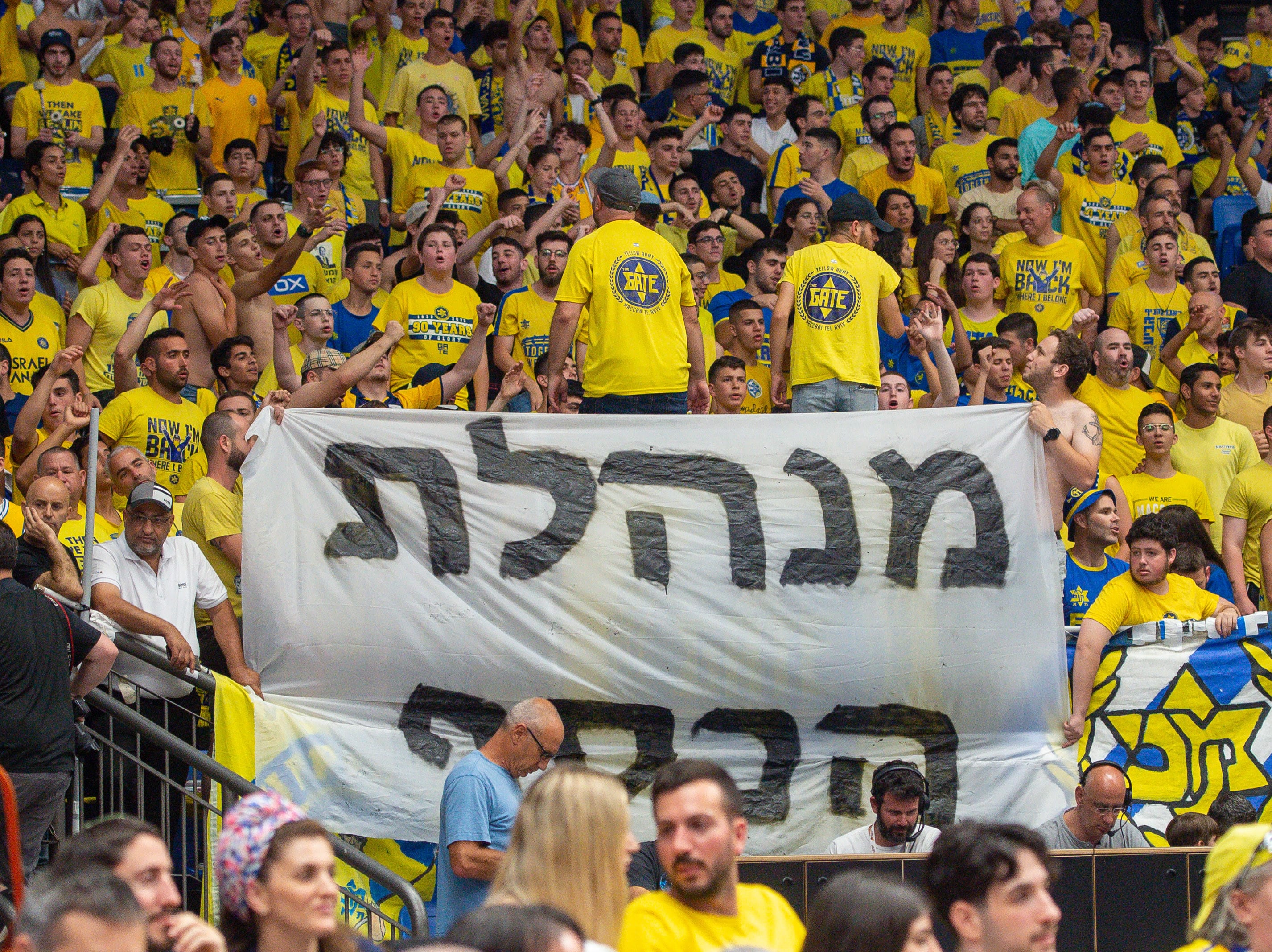 אוהדי מכבי תל אביב עם שלט נגד מנהלת הליגה
