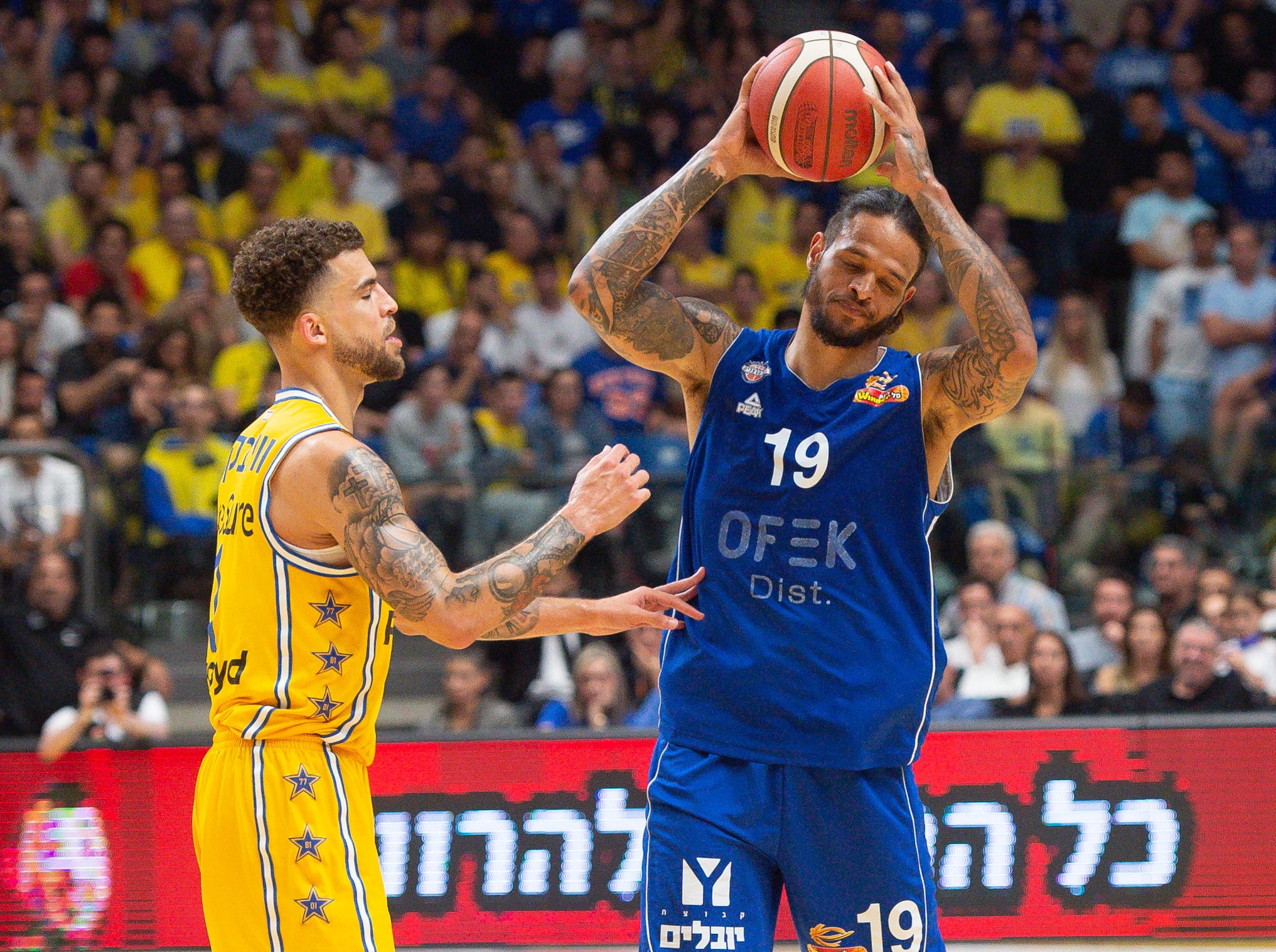 שחקן בני הרצליה כריס באב ליד שחקן מכבי תל אביב סקוטי ווילבקין