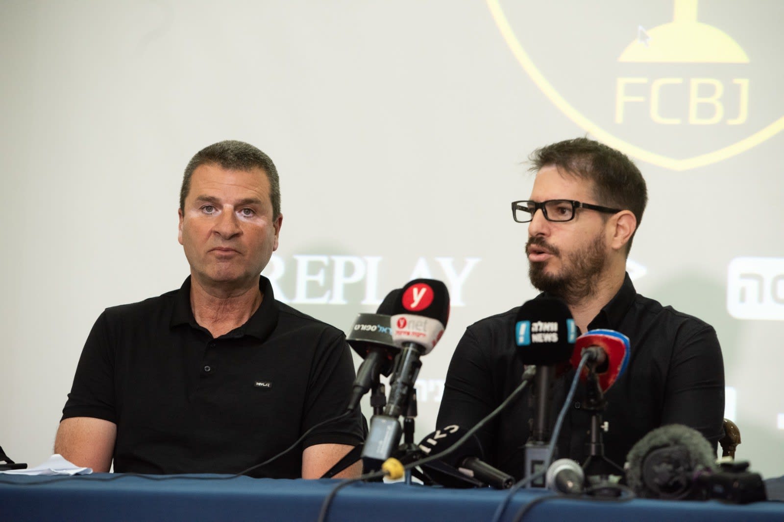 משה חוגג הבעלים של בית"ר ירושלים עם מוני ברוש