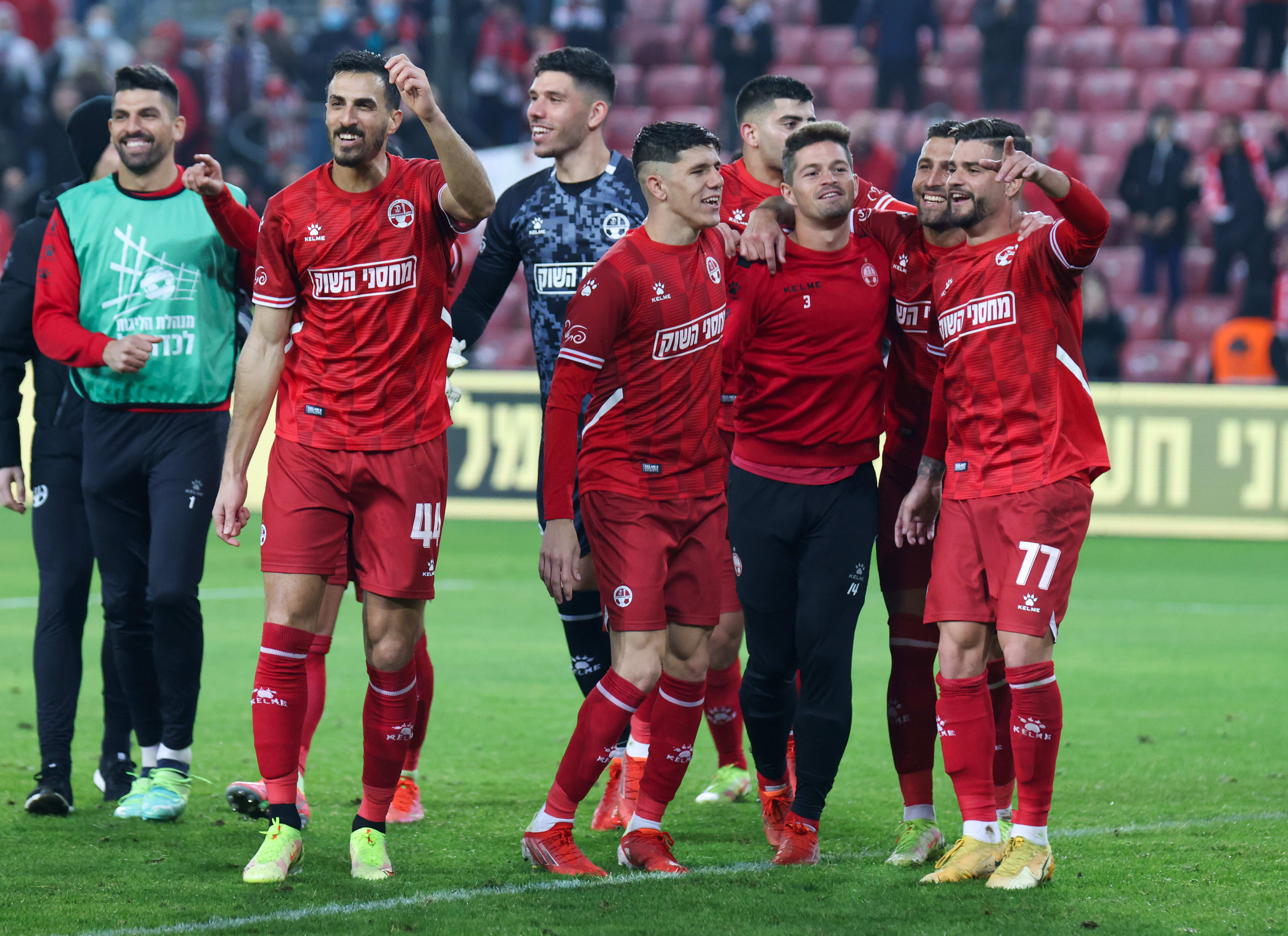 שחקני הפועל באר שבע עם רותם חטואל, איתי שכטר, דוד קלטינס, אור דדיה, עומרי גלזר, חאתם עבד אלחמיד, אריאל הרוש