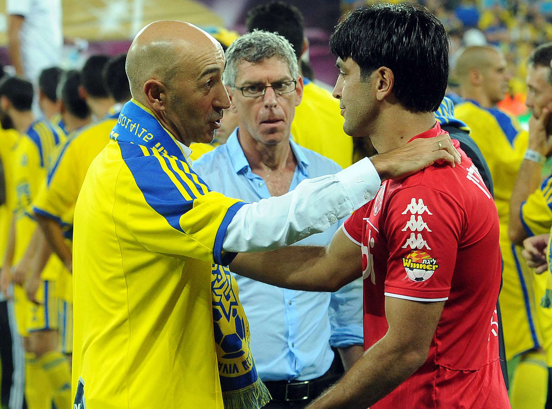 פאקו אייסטרן מאמן מכבי תל אביב (שמאל) עם אליניב ברדה שחקן הפועל באר שבע, מיטש גולדהאר