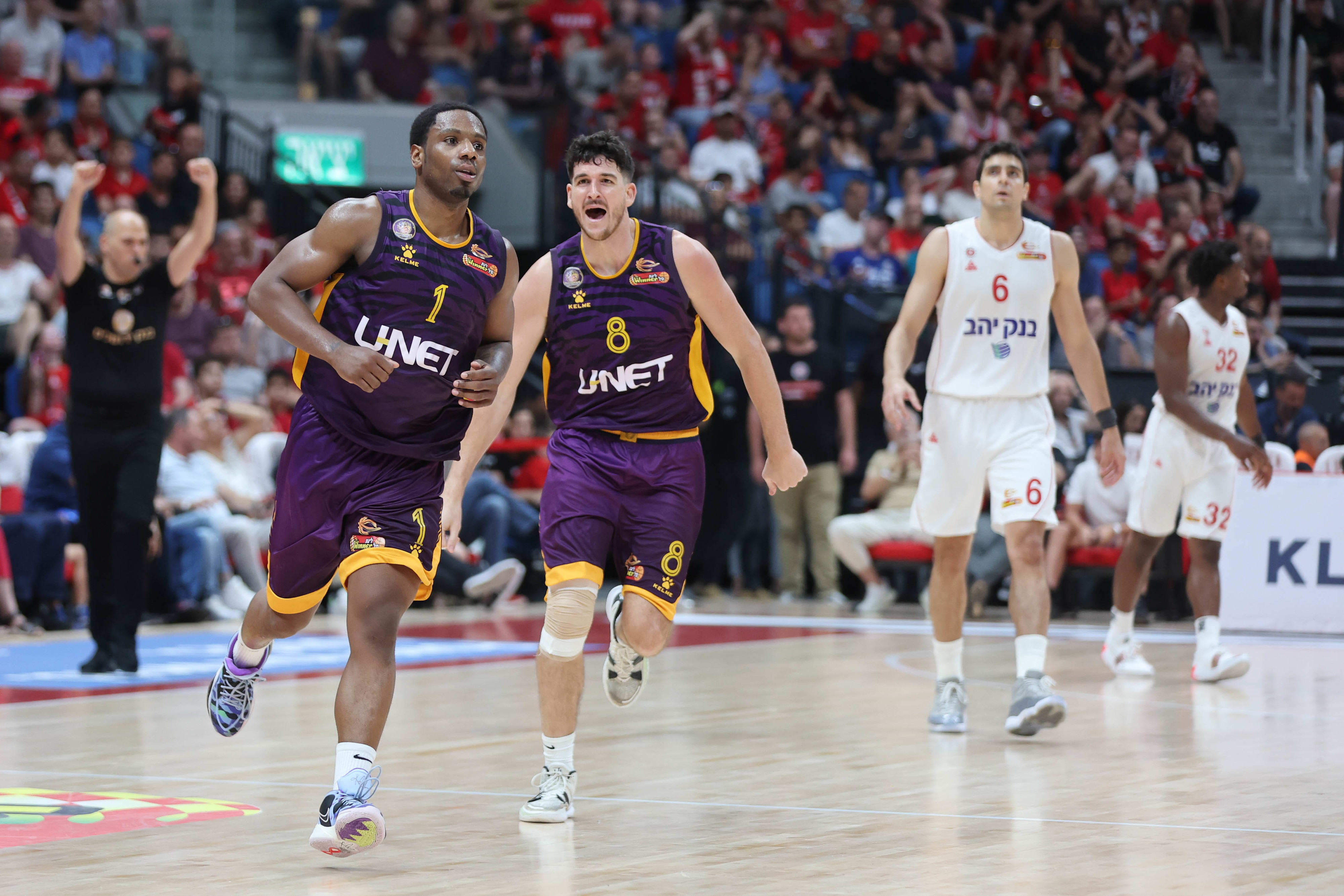 ג'ו רגלנד שחקן הפועל חולון עם פרדריק בורדיון