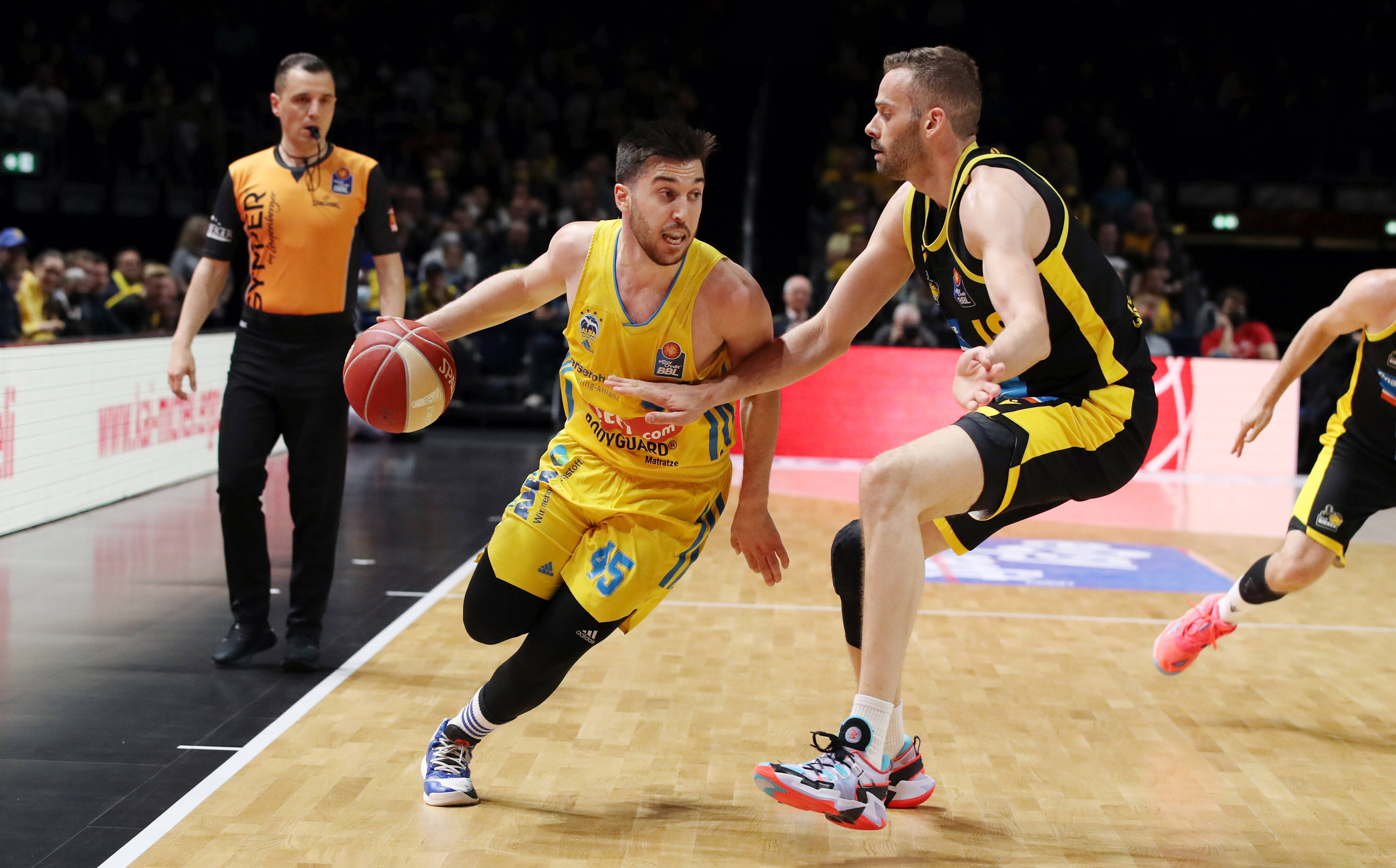 תמיר בלאט שחקן אלבה ברלין מול יונאס וולפארת בוטרמן שחקן לודוויגסבורג