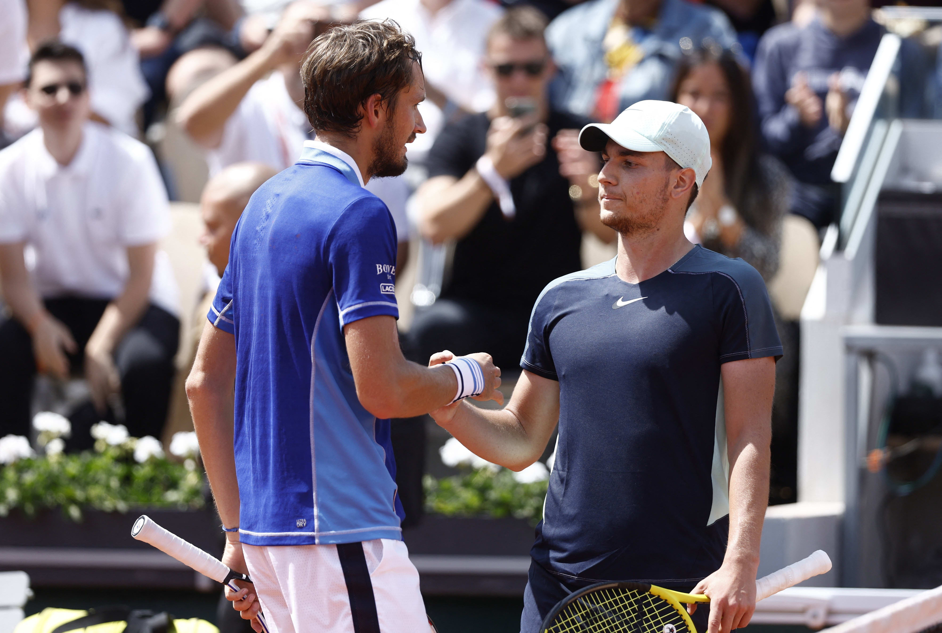 טניסאי רוסי דניל מדבדב עם טניסאי סרבי מיומיר קצמאנוביץ'