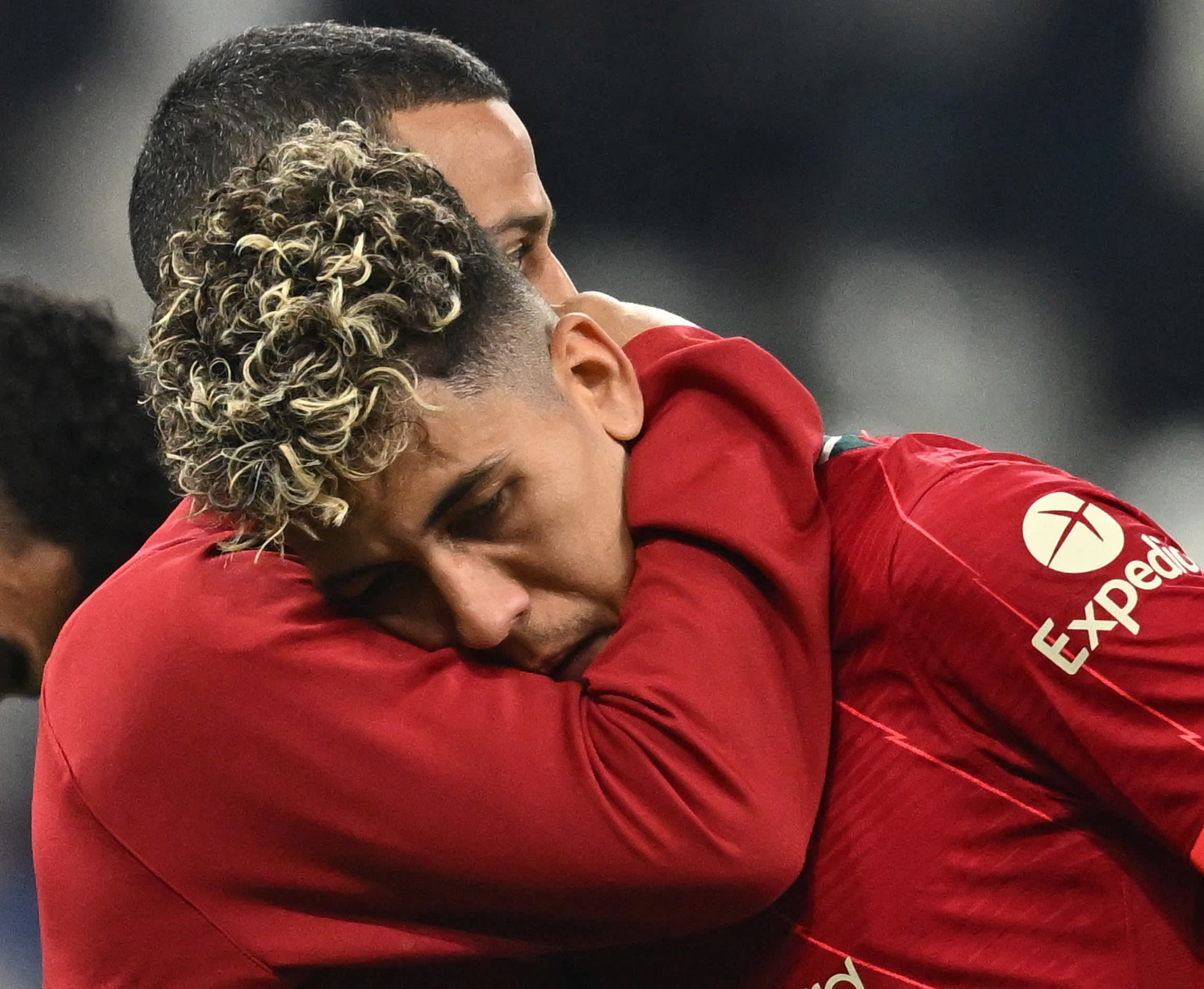 פירמינו מחבק את טיאגו אחרי ההפסד של ליברפול בגמר ליגת האלופות