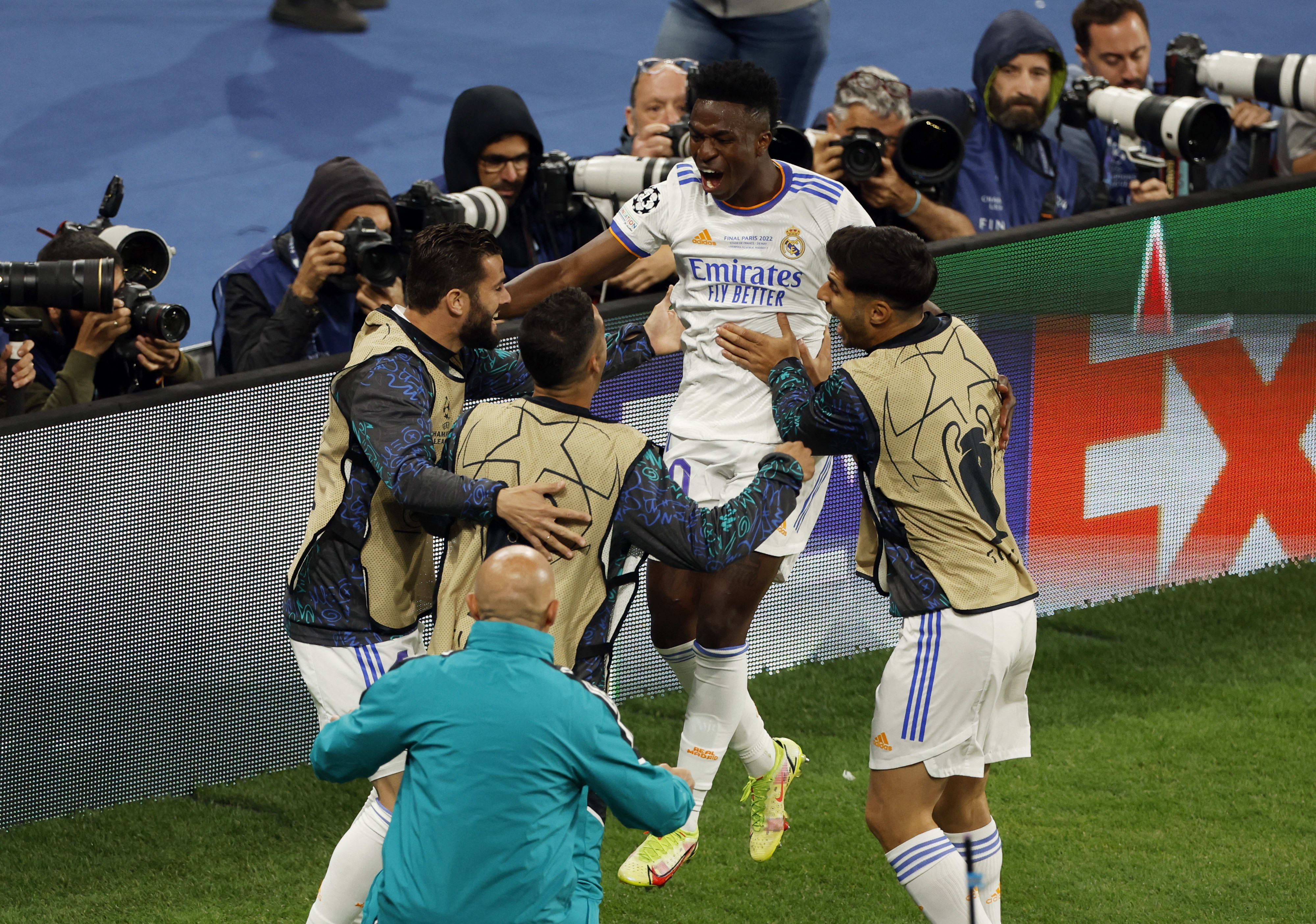 שחקני ריאל מדריד חוגגים עם ויניסיוס, גמר ליגת האלופות 2022