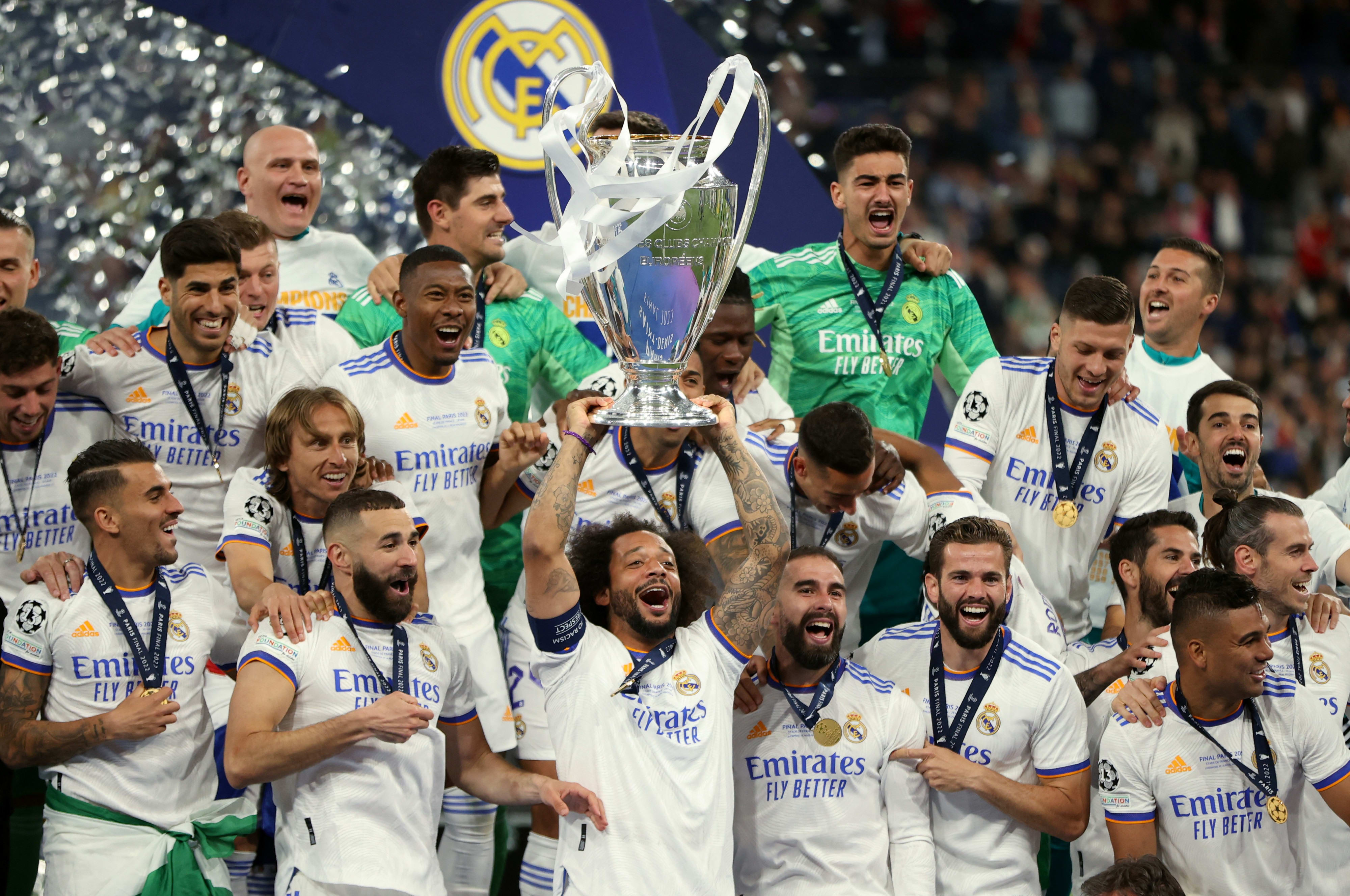 מרסלו קפטן ריאל מדריד מניף את גביע האלופות 2022