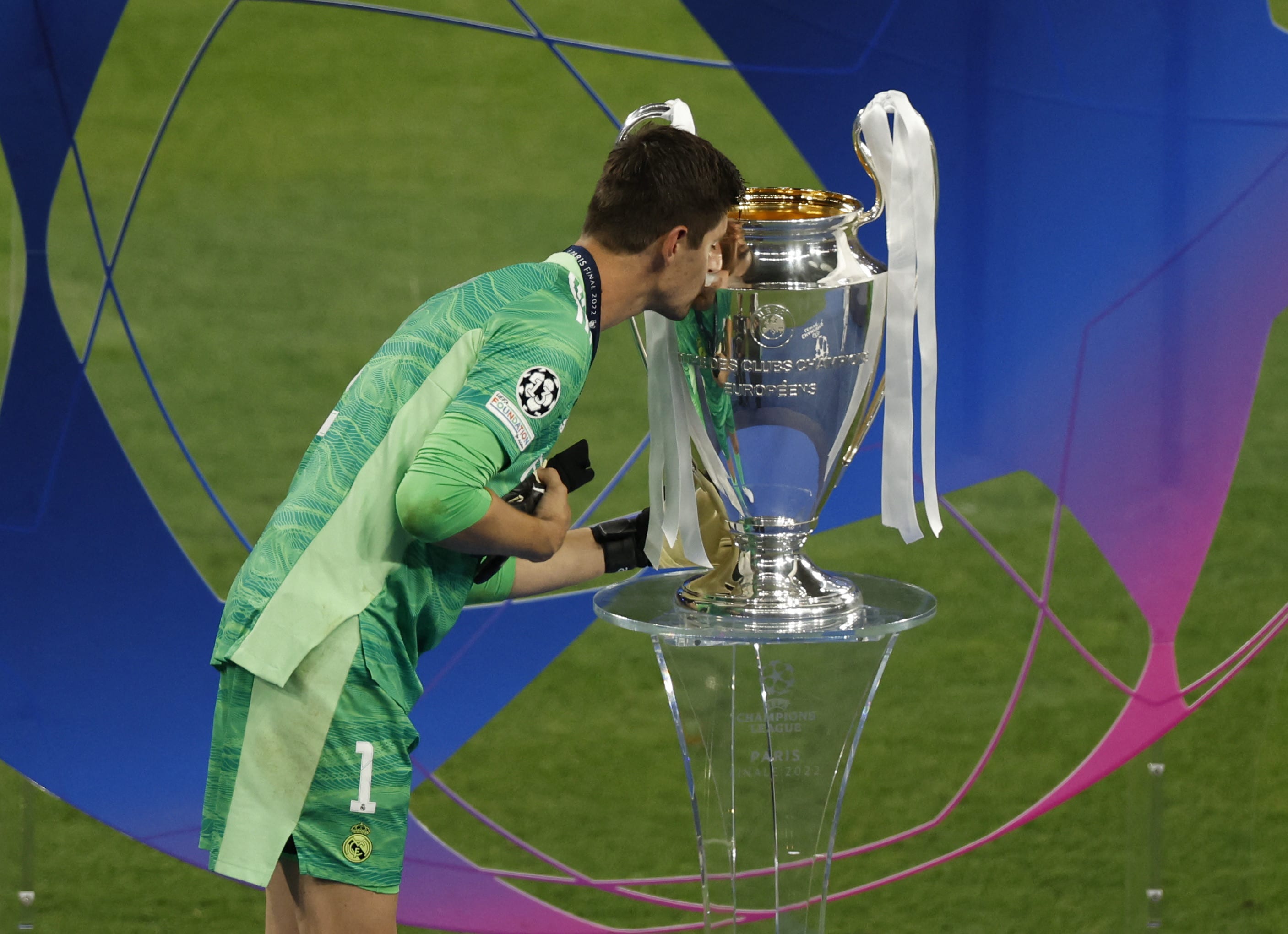 טיבו קורטואה שוער ריאל מדריד מנשק את הגביע, גמר ליגת האלופות 2022