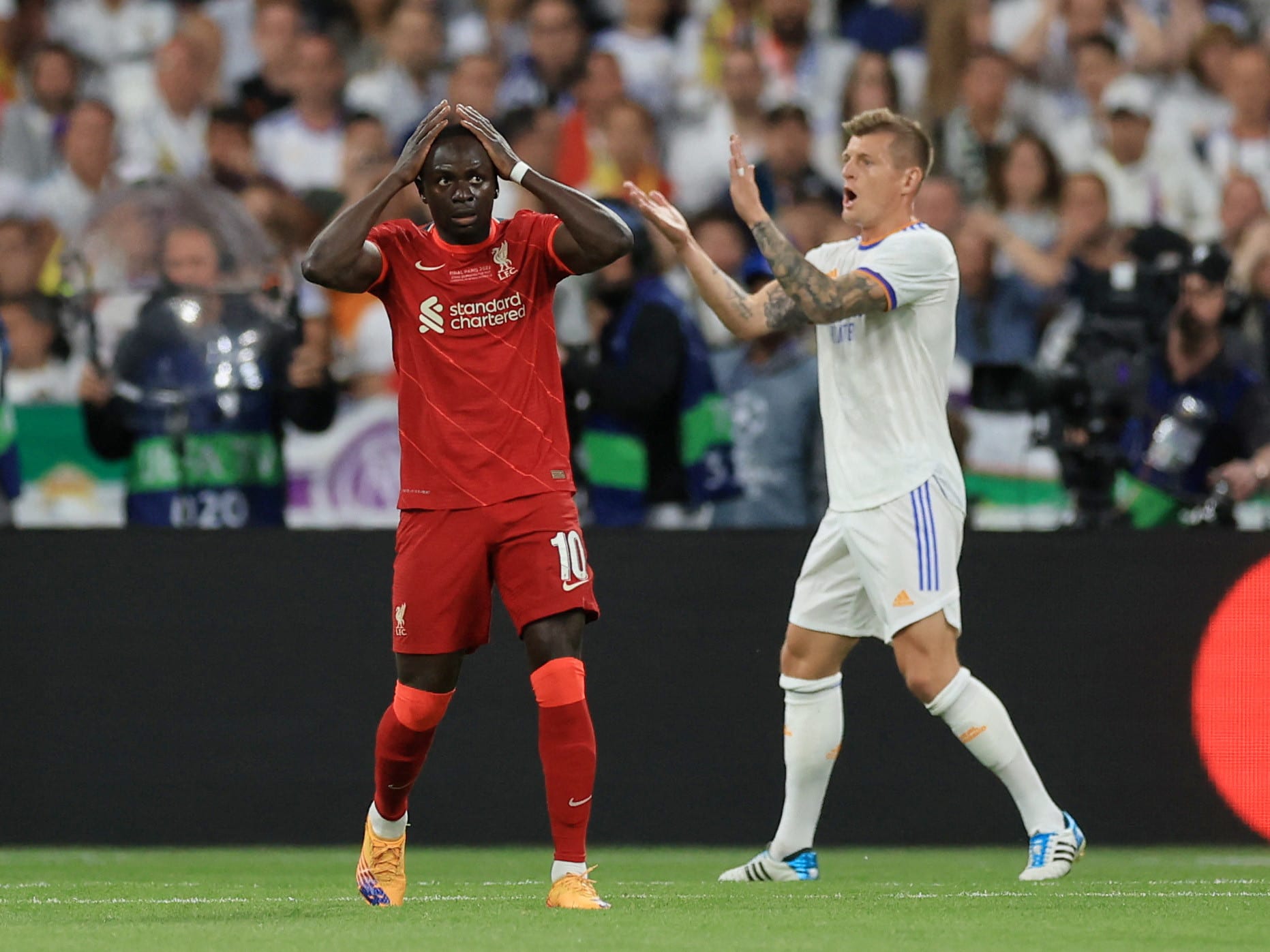 חלוץ ליברפול סאדיו מאנה תופס את הראש אחרי ההחמצה מול ריאל מדריד בגמר ליגת האלופות, לצד הקשר טוני קרוס