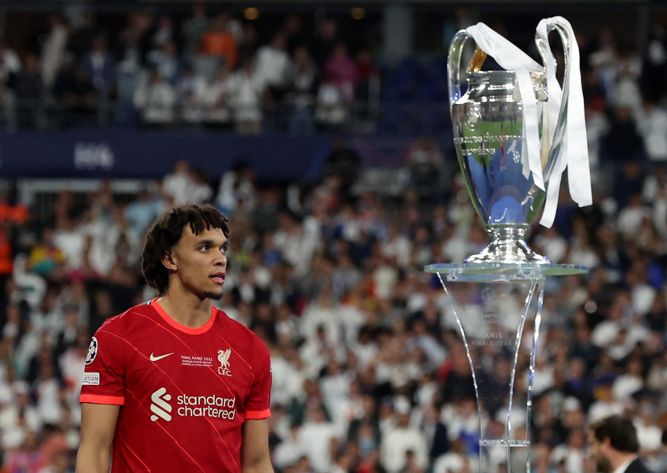 טרנט אלכסנדר ארנולד שחקן ליברפול חולף על פני הגביע, גמר ליגת האלופות 2022