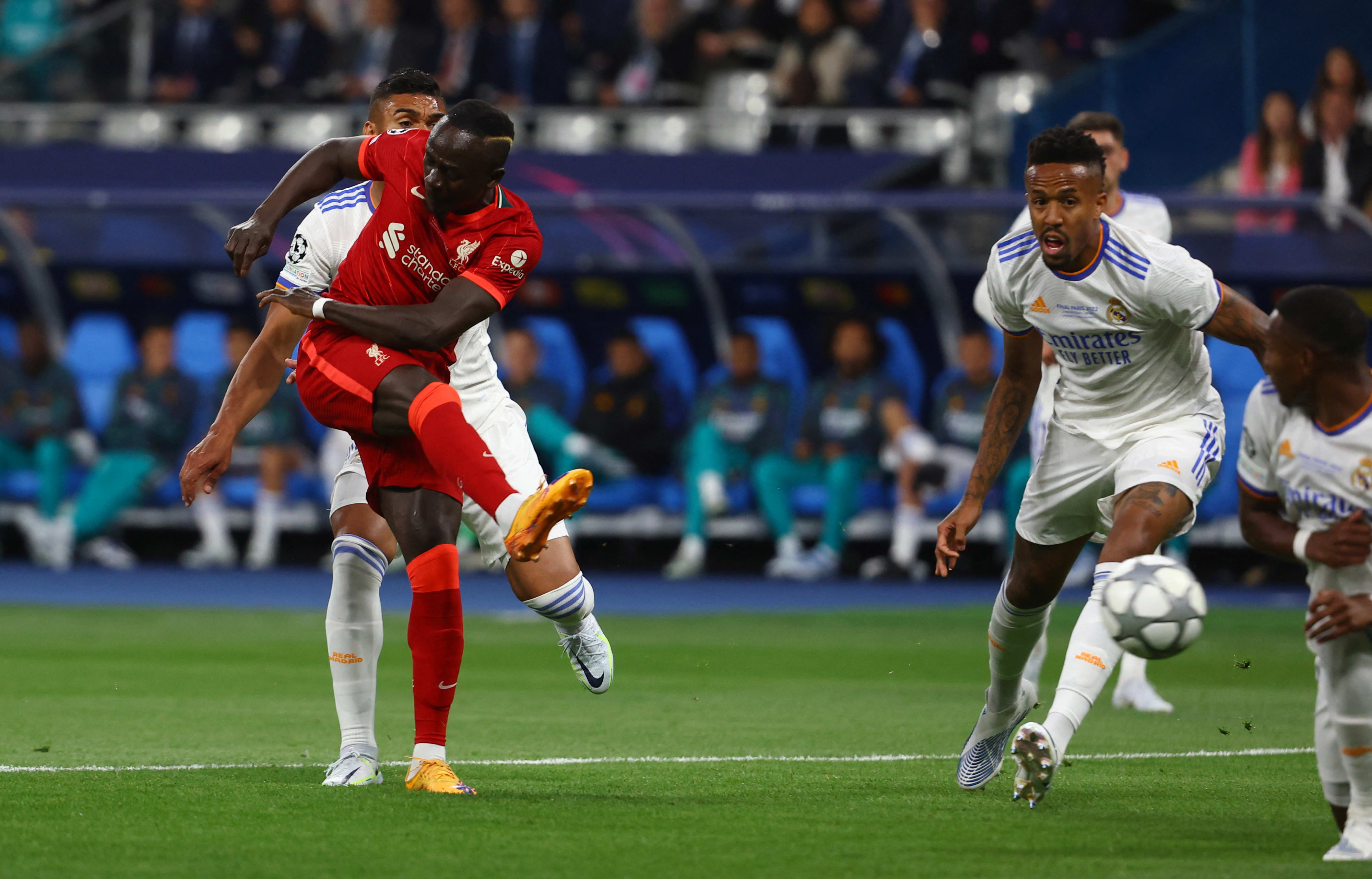 סאדיו מאנה שחקן ליברפול בועט לשער מול ריאל מדריד