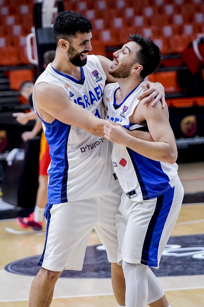 שחקן נבחרת ישראל תמיר בלאט עם תומר גינת